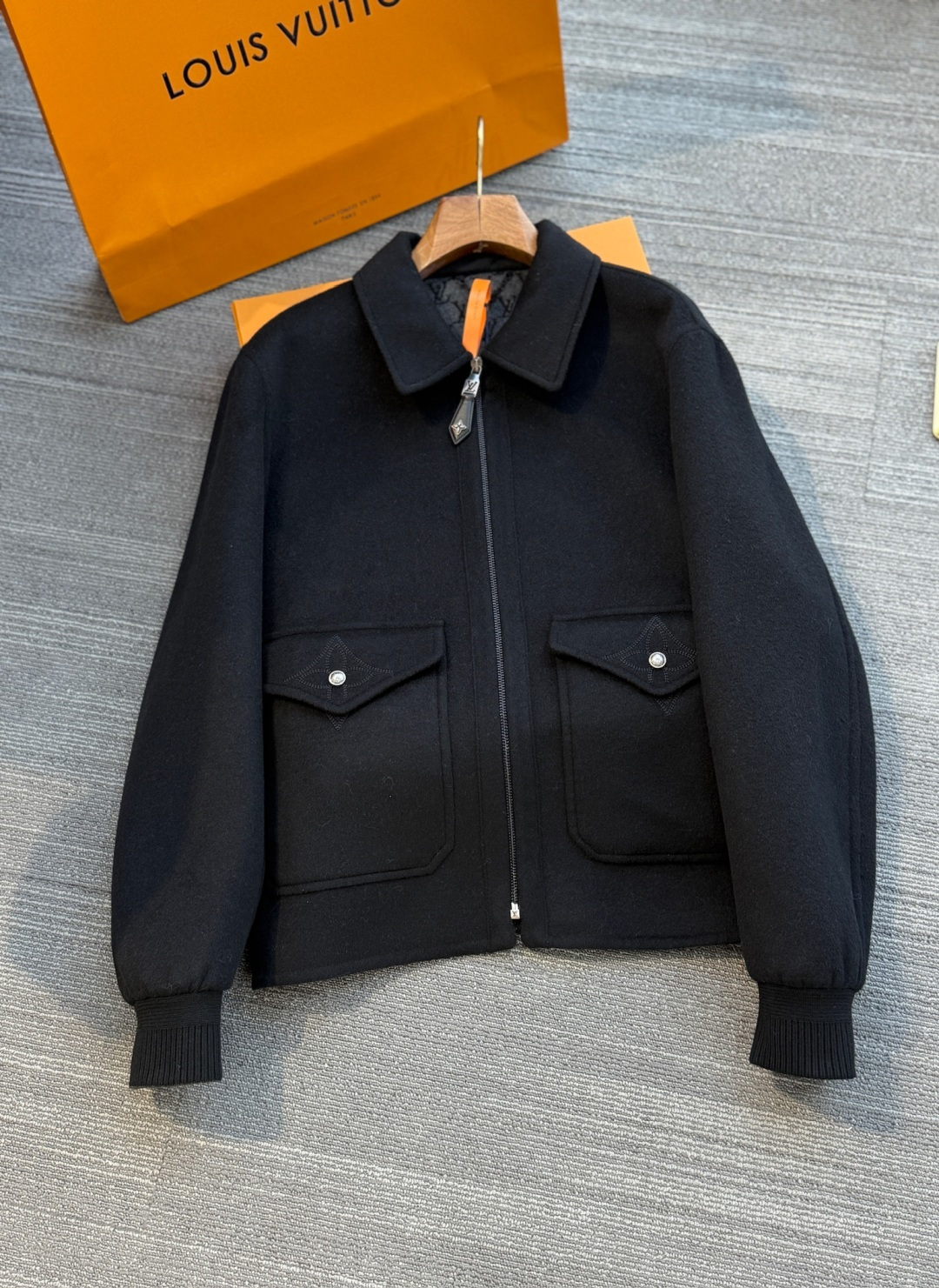 NO:676121,Every inch exudes handcrafted sophistication.,,Top Customize119860909每一寸都透着手工级精致.,,Top Customize1,Men's clothing