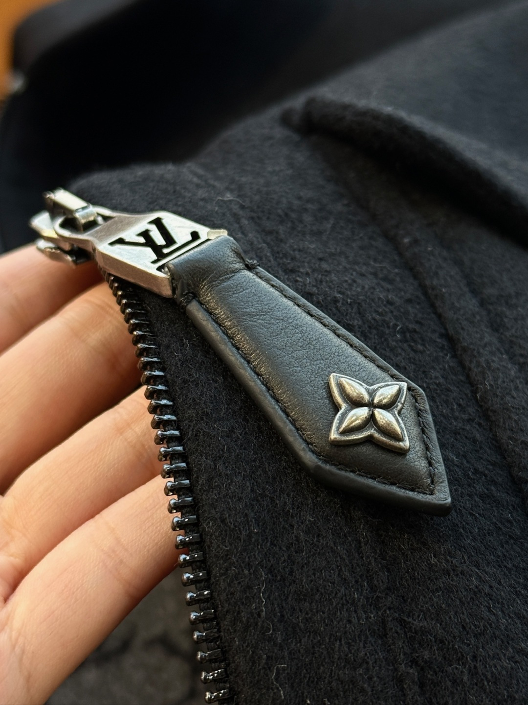 NO:676124,The zipper puller is made of distressed metal leather and is engraved with a three-dimensional logo. It is smooth and has a heavy texture when closed; the metal buckle of the flap pocket is printed with the brand name, echoing the Monogram floral top-stitch embroidery. The top-stitch stitching is high-density and smooth, and every inch reveals hand-made sophistication.,,Top Customize119860909拉链头为做旧金属皮革 ,刻有立体标识,拉合时顺滑且有厚重质感；翻盖口袋的金属扣上印有品牌字样,与Monogram花卉明线刺绣呼应,明线针脚密度高且走势流畅,每一寸都透着手工级精致.,,Top Customize1,Men's clothing