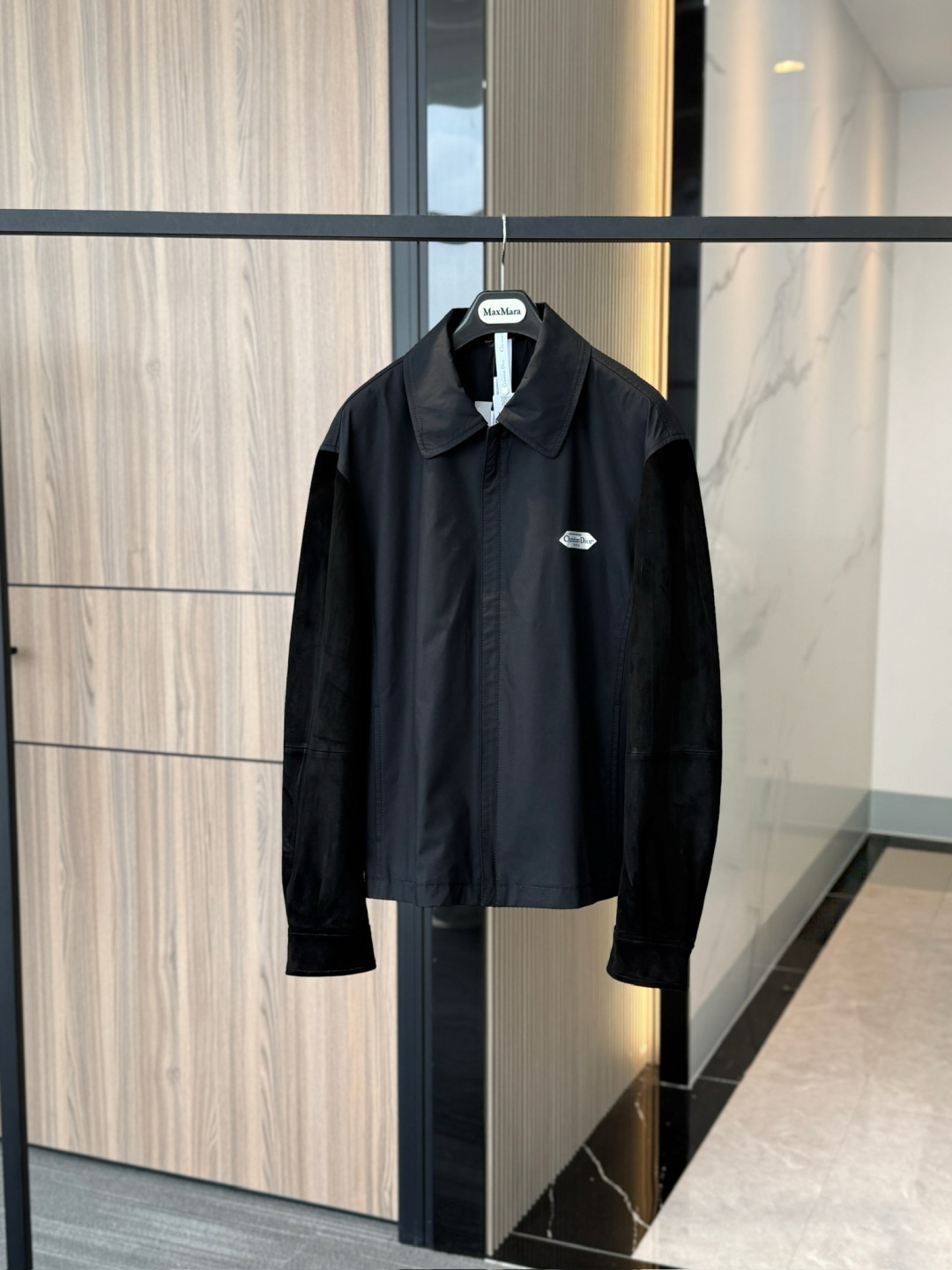 NO:675034,Ready for sale!  2025 Autumn and Winter Haute Couture Series Sheepskin and Suede Spliced Zip Jacket This short jacket is a new product of the 2025 winter men's wear series. It is decorated with a Christian Dr Paris logo label inspired by the spirit of Dr's haute couture, paying homage to Dr.  A tribute to the extraordinary savoir-faire of the atelier. Crafted from black cotton-blend satin, it features contrasting tonal lambskin sleeves and a hidden zip closure. Regular fit with wide angled collar as the finishing touch to an elegant look. Contrasting materials | Christian Dior Paris on the chest  Tags | Wide-angle collar | Hidden zipper closure | Side slit pockets | Side adjustable button tabs Sheep leather Lining Cupro fiber Material 295 cotton, 5 spandex Sheep leather suede Customized imported sheep leather 'Genuine sheep leather finely ground suede, every inch of suede is derived from the fine fibers of natural leather. Soft and waxy, skin-friendly yet durable and resistant to wear and tear.  , it is a natural touch that ordinary imitation suede cannot replicate.' Black cotton blended satin body, cotton blending gives a crisp silhouette, the satin material reflects the matte high-end feel under the light and shadow, and the toughness hides exquisite details. Windproof, light and waterproof, iconic label, chest label exclusive logo, points out the 2025 autumn and winter haute couture identity, and is the identity badge of the fashion pioneer;  The cupro fiber lining is fully printed with jacquard letters of the brand, which penetrates the brand genes from the inside to the outside, allowing the sense of luxury to quietly burst out in the details.  This is a jacquard weaving process, which is a small jacquard process in woven jacquard. The letter pattern is directly formed during the weaving process through the interlacing of warp and weft threads, which is different from printing, which is a pattern printed later. This process uses a jacquard loom to make the letters present a delicate concave and convex texture through different changes in yarn structure (such as partial yarn floating, partial yarn interweaving), and the pattern is highly firm and will not fall off or blur as easily as printing. High-end lies in the details  Whether it is an elite aura for urban commuting or a personal expression in casual occasions, this jacket can help you stand out in the style game with the dual advantages of luxurious splicing and high-definition details, and become the fashion focus of the crowd with both taste and style. The Dior luxury and elegant style of the 2025 autumn and winter begins for you now.,, dior, dior, jackets & coats, sheepskin, chamois leather, Top Customize19860909现货发售！2025秋冬高定系列 羊皮革麂皮绒拼接拉链夹克 这款短夹克是二零二五冬季男装系列新品,饰以灵感源自 Dr 高订精神的 Christian Dr Paris 标志标签,向 Dr 工坊非凡的精湛工艺致敬.采用黑色棉质混纺缎面精心制作,搭配对比鲜明的同色调羊皮革衣袖和隐藏式拉链开合,别具一格.常规版型,带有宽角领,可作为优雅造型的点睛之笔. 对比鲜明的材质 ｜胸前饰以 Christian Dior Paris 标签｜宽角领｜隐藏式拉链开合｜侧面开缝口袋｜侧面可调节纽扣袢扣 羊皮革 里料 铜氨纤维 材料295 棉,5 氨纶 羊皮革麂皮绒 订制进口羊皮革 「真羊皮革精磨麂皮绒,每一寸绒面都源自天然皮料的细腻纤维.软糯亲肤却耐穿抗造 ,是普通仿麂皮绒无法复刻的自然触感.」 黑色棉质混纺缎面衣身 ,棉质混纺赋予挺括廓形,缎面材质在光影下折射出哑光高级感,硬朗中暗藏精致细节.防风轻防水 标志性标签 胸前标签专属标识,点明2025秋冬高定身份,是时尚先锋的身份徽章； 铜氨纤维里料满印品牌字母提花,从内到外的品牌基因渗透,让奢华感在细节处悄然迸发 这是提花织造工艺,属于梭织提花中的小提花工艺.通过经线与纬线的交错沉浮直接在织造过程中形成字母花纹,区别于印花是后期印上去的图案.这种工艺借助提花织机,通过不同的纱线组织变化（比如部分纱线浮起、部分纱线交织）,让字母呈现出细腻的凹凸质感,且图案牢固度高,不会像印花那样容易脱落或模糊 高档在细节 无论是都市通勤的精英气场,还是休闲场合的个性表达,这款夹克都能以奢华拼接+高定细节的双重优势,助你在风格博弈中脱颖而出,成为人群中兼具品味与格调的时尚焦点. 属于2025秋冬的迪奥奢雅型格,此刻为你启幕.,,dior,dior,jackets & coats,sheepskin,chamois leather,Top Customize1,Men's clothing