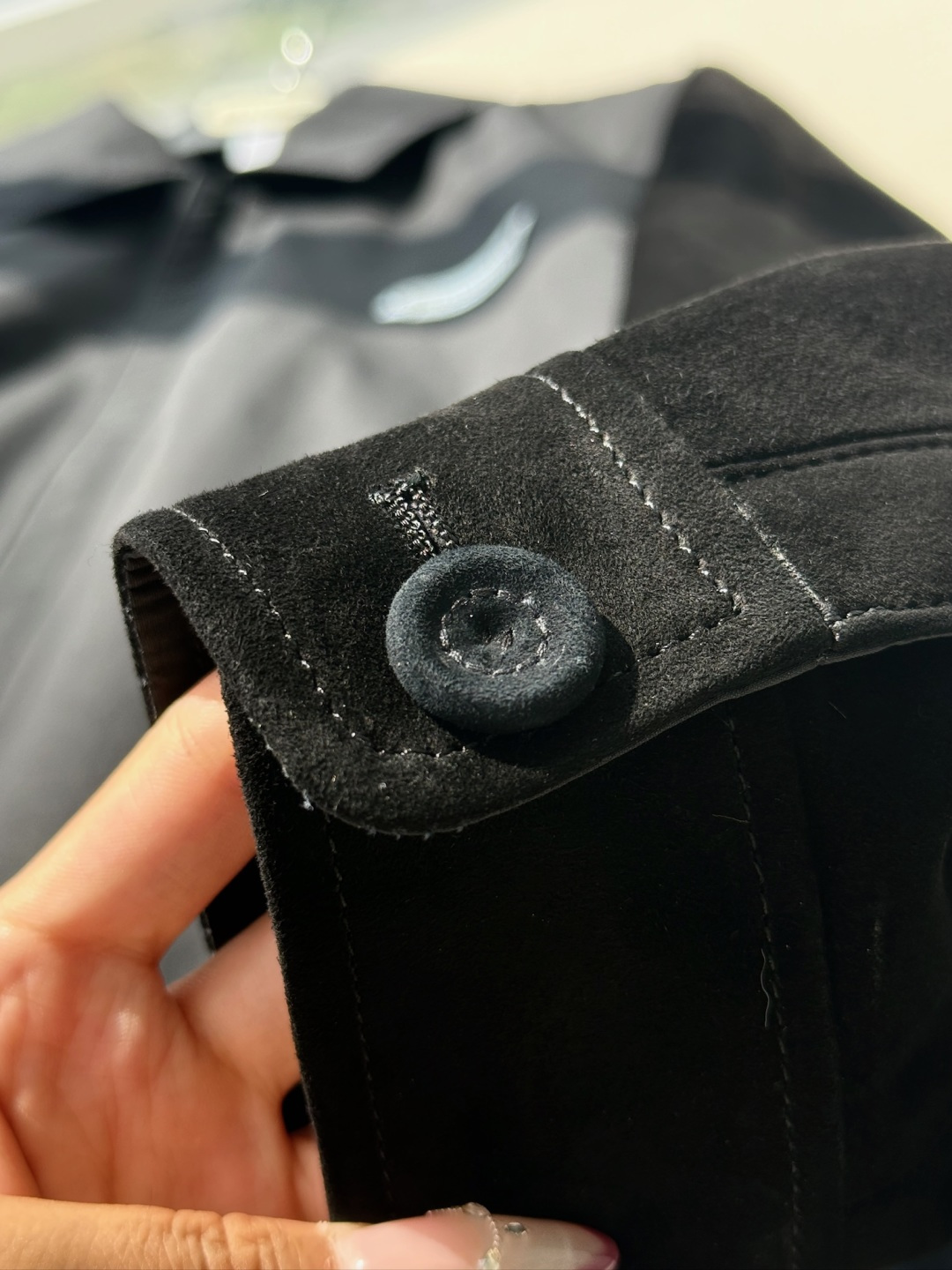 NO:675037,Large product - real shot of suede top tannery, imported sheepskin, using exclusive polishing and tanning processes to present a high-end suede feel with a delicate, soft color, elegant color and better durability. Vegetable tanning is used to ensure that the color of the leather is saturated, and the touch of fine suede does not shed hair. Dior men's clothing pursues 'luxury but practical wear', so the durability of suede will be better than ordinary suede. Details of large goods are original without replacement.  Benchmark counter accessories, dior, sheepskin, chamois leather, Top Customize19860909大货—实拍麂皮绒顶级制革厂,进口羊皮 以独家打磨与鞣制工艺呈现出 细腻柔色泽高雅、耐用度更佳 的高级麂皮感.采用植物鞣保证皮料颜色饱和,且触感细腻绒面不掉毛.迪奥男装追求“奢华但实穿”,所以麂皮绒的耐用度也会优于一般的麂皮. 大货细节 原装无替换 . 对标专柜辅料,,dior,sheepskin,chamois leather,Top Customize1,Men's clothing