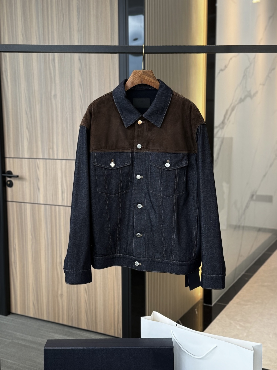 NO:624085,Genuine leather original factory. Non-market currency. Full set of counter-level packaging. Genuine leather haute couture. Continuous shipment. Exclusive | Original purchased genuine grade Prada denim and suede leather belted jacket. Main body suede sheepskin. Lining 100 cashmere.  Elevated in structure and detail, this denim bomber jacket has a unique and sophisticated appeal. The classic piece is reinterpreted in a structured silhouette and cashmere lining, and finished with soft suede epaulets. A timeless piece that combines elegance with modernity · Raw denim treatment · Classic fit · Shirt collar · Long sleeves with buttons at cuffs · Front button fastening · Contrast stitching · Flap patch pockets at chest  ·Low welt pockets on the front ·Adjustable straight hem with buttons ·Suede leather shoulder straps ·Fully lined with cashmere ·Pressed clothing ·Prada Milano logo label on the back Exclusive original customization. Don’t think it’s expensive, it’s an authentic and original limited edition jacket, exclusively imported leather, so there’s no need to compare with the market. There’s no need to compare with those on the market if you look at the F version of the picture. What we sell is pure and perfect, with a smart upper body. There’s no pressure to go to the counter.  The upper body shape really surprises you. The three-dimensional fit makes the matching effect outstanding. Casual autumn and winter style. Large-body genuine leather fabric provided by customers. You can study it after receiving the goods. The whole piece is worthy of appreciation in terms of fabric, leather, and craftsmanship. It has a low-key and emphasized attitude. It comes with high-end authentic imported suede sheep leather. The classic model of the main line of the counter. The top sheepskin is flexible and delicate. The grade is very wear-resistant and durable. It is unique on the whole network.  This is the only one on the entire network. A ceiling-level brand new launch. A ceiling-level brand new launch. Large product display. High-end production with real money. Get a perfect product that is worth mentioning!  !  (Please go to a dedicated facility for cleaning. Do not dry clean, do not bleach, do not tumble dry and iron at low temperature) Authentic details 1:1YB customization. Welcome to compare prices across the Internet, prada, prada, jackets & coats, shirts, sheepskin, alexander wang19860909真皮原厂. 非市面通货 专柜级全套包装 真皮高定 持续出货 . 独家 ｜原版购入真品级 普拉达 丹宁和绒面皮革束腰夹克 . 主体 绒面羊皮革 里料100 羊绒 此款丹宁短夹克在结构和细节上进行了提升,展现独特而精致的魅力.经典单品以结构化廓形和羊绒衬里重新诠释,并饰有柔软的绒面皮革肩饰.一款经久不衰的单品,结合典雅气质与现代风范 ·原色丹宁处理 ·经典版型 ·衬衫式衣领 ·长袖,袖口配钮扣 ·正面钮扣扣合 ·对比缝线 ·胸部翻盖贴袋 ·正面低位嵌线口袋 ·可调节直裁下摆配钮扣 ·绒面皮革肩饰 ·全衬里羊绒 ·压制衣物 ·背面Prada Milano徽标标签 独家原版订制 . 不要觉得价格贵,正品原装的限定夹克,独家进口皮料限定,无需对比市面 ,市面看图F版的无需去对比了, 我们卖的是纯纯完美货,上身干练. 上柜无压力 上身版型真的是让你惊讶到 立体的合身感,配搭完全效果出众 休闲秋冬款 客供大身真皮革面料 收到货可以研究一下,整件从面料、皮质、走线 工艺方方面面都可以值得品味 低调有强调的态度出来了. 穿正的来 高端真品进口绒面羊皮革 专柜主线的经典款 顶级的羊皮柔韧细腻 档次很好耐磨耐穿 全网只此独有 全网只此独有 天花板级全新首发 天花板级全新首发 大货展示展示 真金白银高端打造 入手只说值的完美产物 ！！（ 请前往专门的设施进行清洁不可干洗不可漂白,不可烘干低温熨烫） 真品细节1:1YB定制 欢迎全网比价比较,,prada,prada,jackets & coats,shirts,sheepskin,alexander wang,Men's clothing