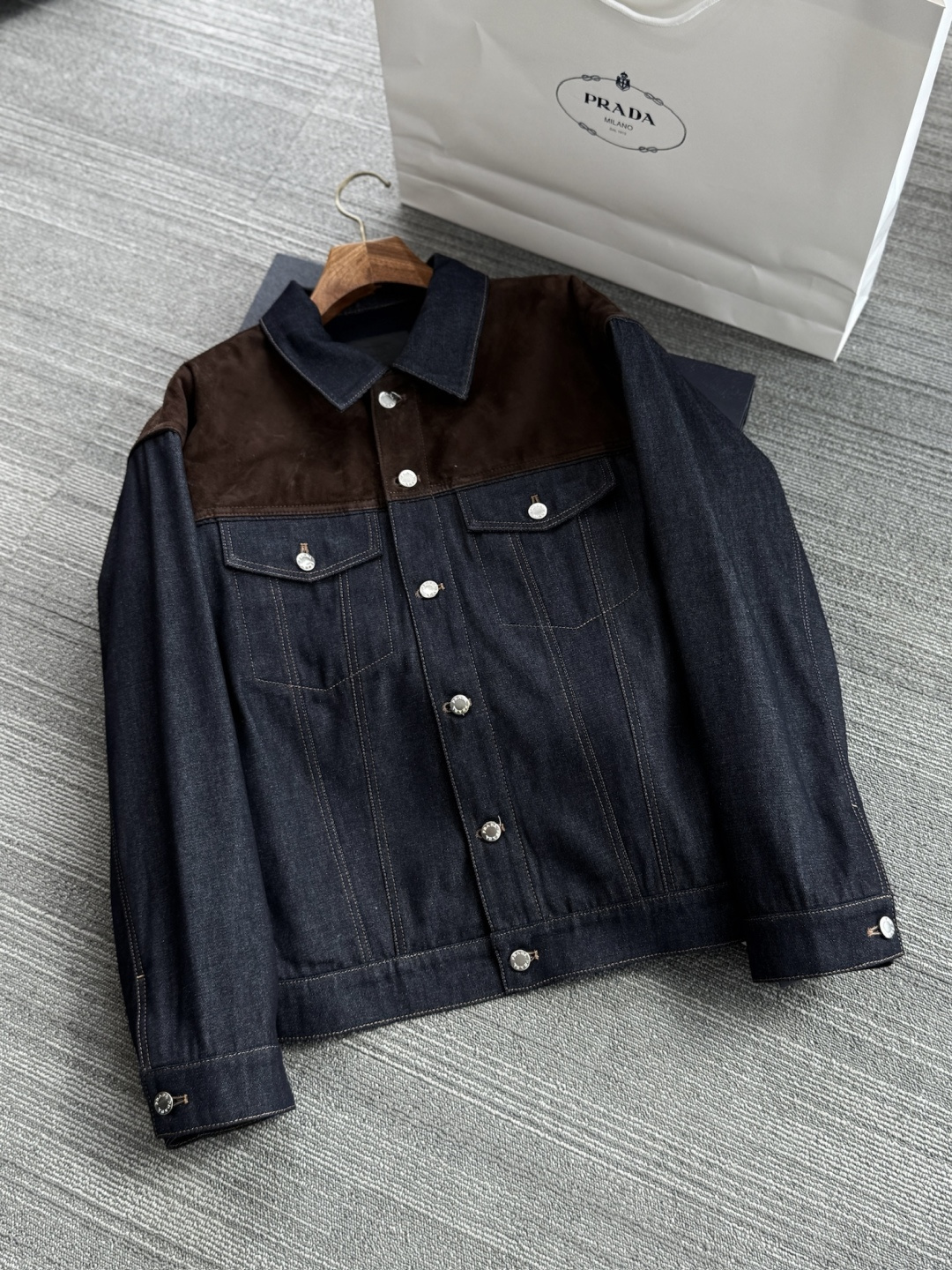 NO:697851,Genuine leather haute couture continues to ship. Exclusive｜Original purchase of genuine Prada denim and suede leather belted jacket.,,prada,jackets & coats,Top Customize119860909真皮高定 持续出货 . 独家 ｜原版购入真品级 普拉达 丹宁和绒面皮革束腰夹克 .,,prada,jackets & coats,Top Customize1,Men's clothing