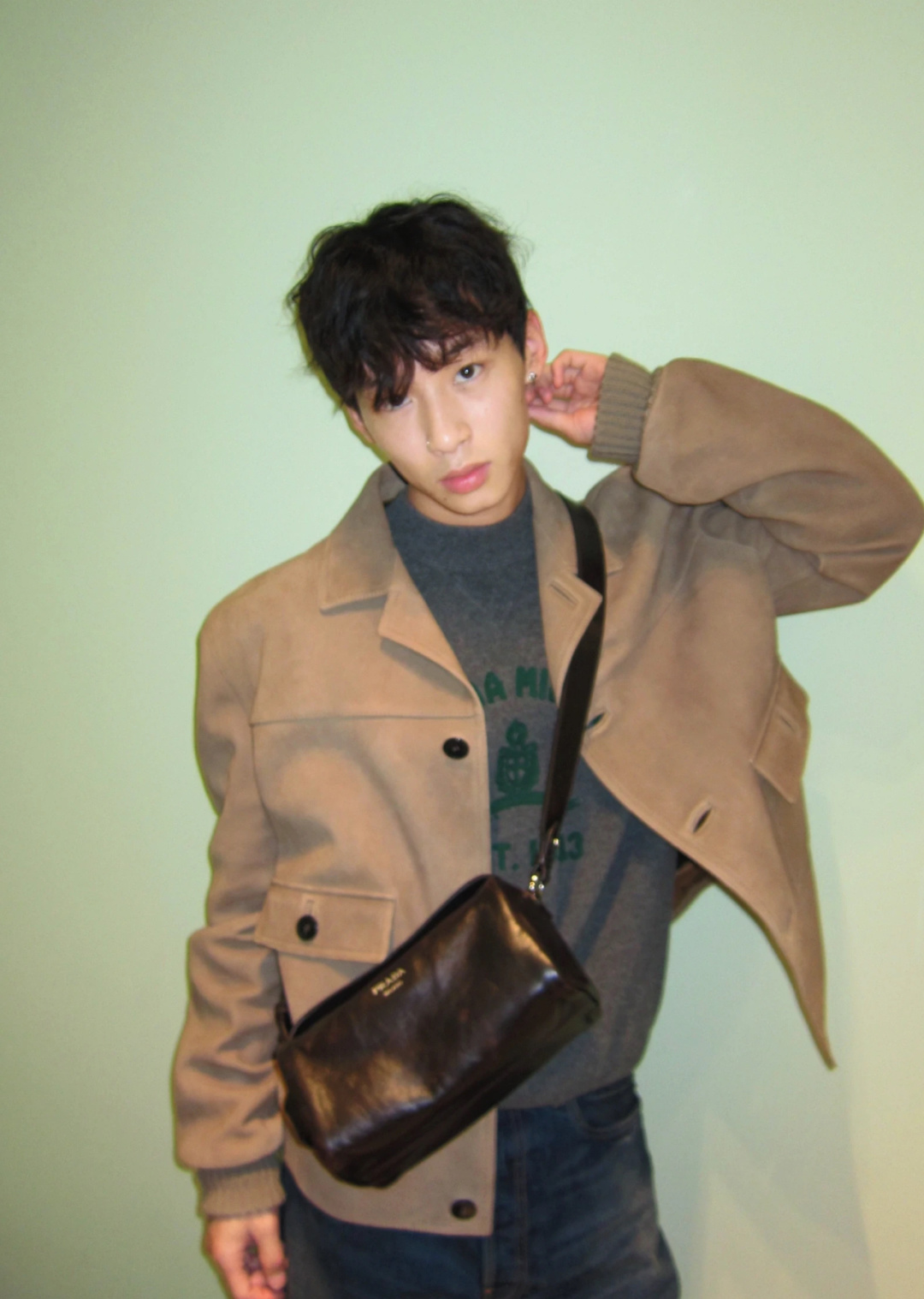 NO:697858,The answer to early autumn outfits for boys | Follow rad to secretly increase your taste. Exquisite craftsmanship redefines leather clothing, emphasizing the delicacy and unique characteristics of classic materials. The stone-colored suede leather bomber jacket combines retro elements and modern style, showing a unique and changeable style. Showing exquisite charm.,,prada,jackets & coats,Top Customize119860909男生早秋穿搭答案| 跟着rad 偷偷涨品味精致工艺重新定义皮革服饰,强调经典材质的细腻和独特特性. 石色绒面皮革飞行员夹克心融合复古元素与现代风格,展现独特且多变的风格.昭示精致魅力.,,prada,jackets & coats,Top Customize1,Men's clothing