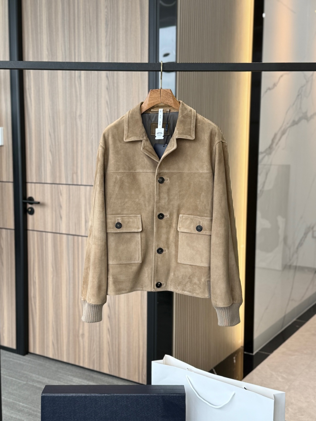 NO:697877,Ready for sale ~ Genuine leather haute couture continues to ship. Exclusive | Original purchase of authentic Prada suede leather bomber jacket. Main body suede sheepskin virgin wool rib knitting Exquisite craftsmanship redefines leather clothing, emphasizing the delicacy and unique characteristics of classic materials. This suede leather bomber jacket combines retro elements and modern style to show a unique and changeable style. · Lined · Regular fit · Button fastening · Shirt collar  ·Straight cut sleeves and rib knitted cuffs ·Patch pockets ·Ribbed knitted hem ·Leather triangle logo on the back ·Retro treatment Exclusive original customization. Don’t think it’s expensive, it’s a genuine and original limited edition jacket, exclusively imported leather, so there’s no need to compare with the market. There’s no need to compare with those on the market if you look at version F in the picture. What we sell is pure and perfect, with a smart upper body. There’s no pressure to put it on the counter. The upper body shape will really surprise you.  Three-dimensional fit, complete matching effect. Casual autumn and winter style. Large-body genuine leather fabric supplied by customer. You can study it after receiving the goods. The whole piece is worthy of appreciation in all aspects of fabric, leather, wiring and craftsmanship. It has a low-key and emphatic attitude. Wear it properly. High-end authentic imported suede sheep leather. The classic model of the main line of the counter. The top sheepskin is flexible and delicate. The grade is very wear-resistant and durable. The only one on the whole network. The only one on the whole network. This is the new ceiling-level debut.  Ceiling-level new launch, large-scale product display, high-end production with real money, a perfect product that can only be said to be worth buying!  !  (Please go to a dedicated facility for cleaning. Do not dry clean, do not bleach, do not tumble dry and iron at low temperature) Authentic details 1:1YB customization. Welcome to compare prices across the Internet, prada, jackets & coats, shirts, sheepskin, Top Customize119860909现货发售～真皮高定 持续出货 . 独家 ｜原版购入真品级 普拉达 绒面皮革飞行员夹克. 主体 绒面羊皮革 初剪羊毛罗纹针织 精致工艺重新定义皮革服饰,强调经典材质的细腻和独特特性.此款绒面皮革飞行员夹克融合复古元素与现代风格,展现独特且多变的风格. ·带衬里 · 常规版型 ·钮扣扣合 ·衬衫领 ·直裁衣袖和罗纹针织袖口 ·贴袋 ·罗纹针织下摆 ·背面皮革三角形徽标 ·复古处理 独家原版订制 . 不要觉得价格贵,正品原装的限定夹克,独家进口皮料限定,无需对比市面 ,市面看图F版的无需去对比了, 我们卖的是纯纯完美货,上身干练. 上柜无压力 上身版型真的是让你惊讶到 立体的合身感,配搭完全效果出众 休闲秋冬款 客供大身真皮革面料 收到货可以研究一下,整件从面料、皮质、走线 工艺方方面面都可以值得品味 低调有强调的态度出来了. 穿正的来 高端真品进口绒面羊皮革 专柜主线的经典款 顶级的羊皮柔韧细腻 档次很好耐磨耐穿 全网只此独有 全网只此独有 天花板级全新首发 天花板级全新首发 大货展示展示 真金白银高端打造 入手只说值的完美产物 ！！（ 请前往专门的设施进行清洁不可干洗不可漂白,不可烘干低温熨烫） 真品细节1:1YB定制 欢迎全网比价比较,,prada,jackets & coats,shirts,sheepskin,Top Customize1,Men's clothing