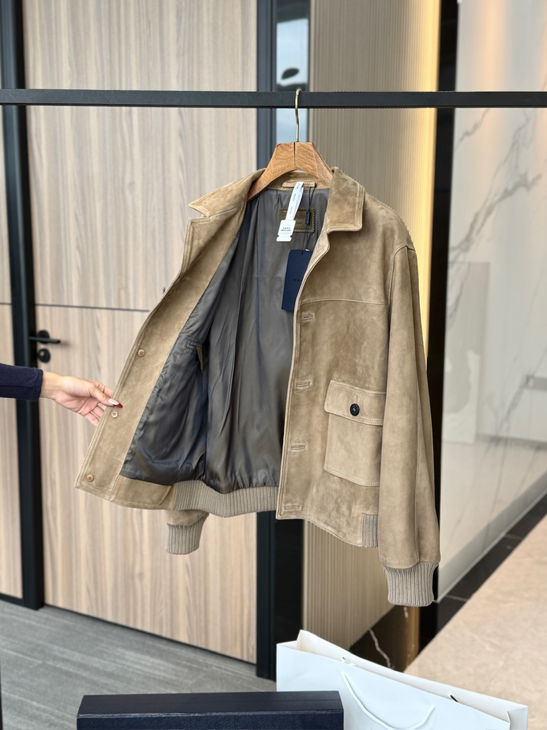 NO:697852,Exquisite craftsmanship redefines leather clothing, emphasizing the delicacy and unique characteristics of classic materials. This suede leather bomber jacket combines retro elements with modern style, showing a unique and versatile style.,,jackets & coats,Top Customize119860909精致工艺重新定义皮革服饰,强调经典材质的细腻和独特特性.此款绒面皮革飞行员夹克融合复古元素与现代风格,展现独特且多变的风格.,,jackets & coats,Top Customize1,Men's clothing