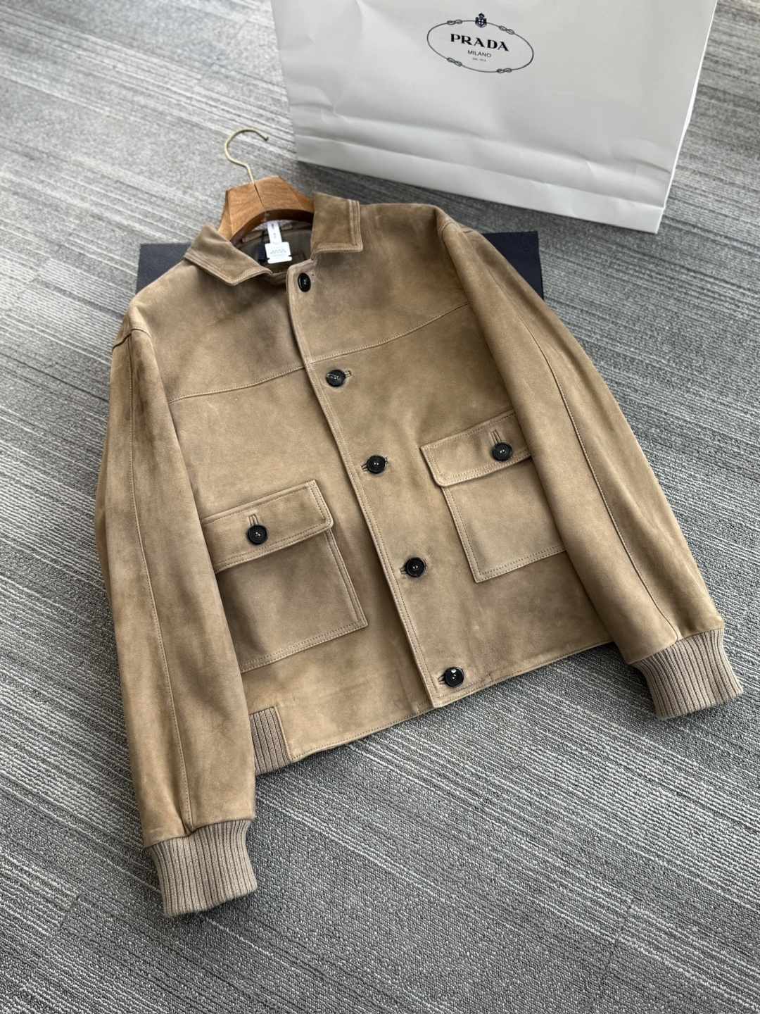 NO:697855,Genuine leather haute couture continues to ship. Exclusive｜Original purchase of genuine Prada suede leather bomber jacket. Main body suede sheepskin virgin wool rib knit,,prada,jackets & coats,sheepskin,Top Customize119860909真皮高定 持续出货 . 独家 ｜原版购入真品级 普拉达 绒面皮革飞行员夹克. 主体 绒面羊皮革 初剪羊毛罗纹针织,,prada,jackets & coats,sheepskin,Top Customize1,Men's clothing
