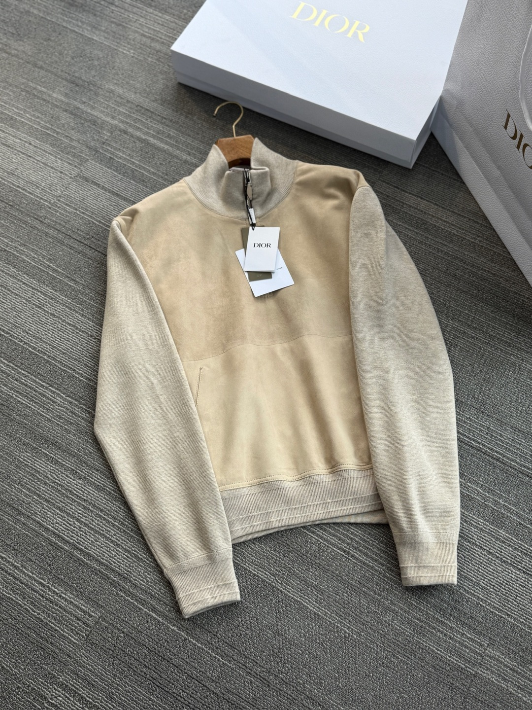 NO:697857,Genuine leather haute couture continues to ship. Exclusive｜Original purchase of genuine grade Dior leather sweater black and beige sheep wool knitted fabric,,dior,Top Customize119860909真皮高定 持续出货 . 独家 ｜原版购入真品级  迪奥 皮革针织衫 黑色与米色绵羊毛针织面料,,dior,Top Customize1,Men's clothing