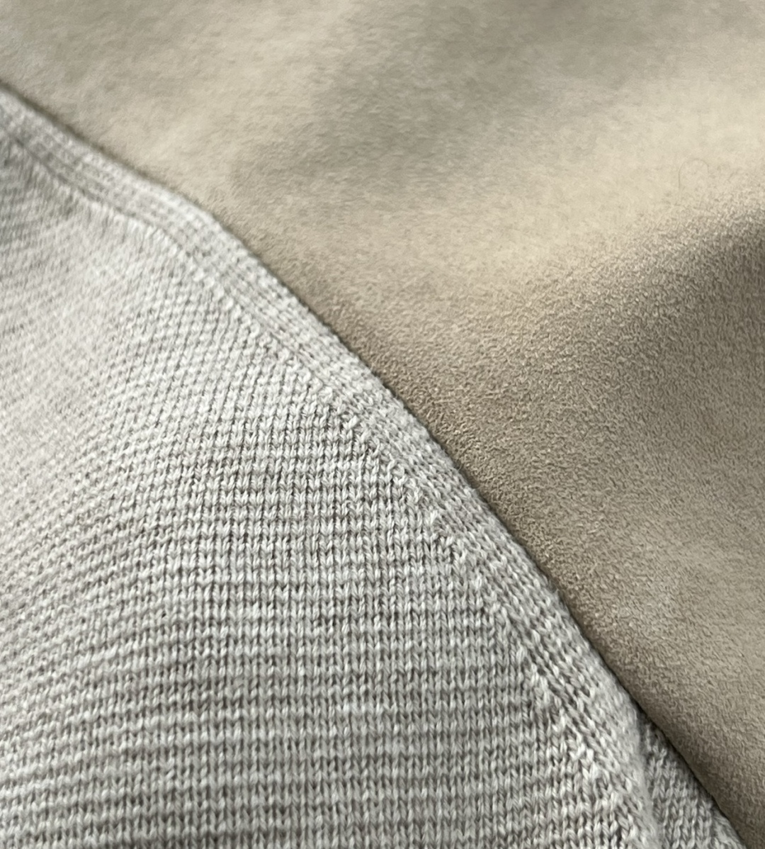 NO:697860,Dior Icons Knitted Jacket Thread Routing Technique The thread routing is done by hand stitching, and each splicing goes through the triple process of 'pre-marking, trial sewing, and finishing.' Special positioning pins are used to fix the fabric where the leather and knitwear are spliced. The stitches are routed by hand with precise stitch lengths, and the stitches are in an invisible twill shape, which not only ensures that the splicing edges are smooth and wrinkle-free, but also allows the tension of the two materials to transition naturally, so that there will be no skin irritation when worn.  The joint between the cuff ribs and the body adopts a double-thread seam + hidden needle finishing technique. The outer stitches are completely aligned with the rib texture. The inner threads are ironed at high temperature and then hidden in the fabric interlayer. There will be no loosening or loosening after repeated stretching. The original outline will still be maintained after washing.  The stitching of the back patch and the knitted fabric is first hand-applied with flexible adhesive on the edge of the patch to shape, and then sewn with a 'paper stitch'. The pinhole is so small that it requires a magnifying glass to inspect. There is no obvious bulge between the patch and the fabric, and the touch is consistent with the overall delicateness. All stitches are made of brand-customized high-elastic anti-pilling yarn, which has been treated with anti-UV and washability. The stitches remain clear and straight after long-term wear, and the integration with the fabric is like natural growth.  The ultimate expression of invisible craftsmanship.,,dior,jackets & coats,Top Customize119860909迪奥 Icons 针织夹克 走线工艺 走线采用手工对缝工艺,每一处拼接都经过“预标记、试缝、精修”三重工序 皮革与针织拼接处先用专用定位针固定面料,精准针距手工走线,线迹呈隐形斜纹状,既保证拼接边缘平整无褶皱,又让两种材质的张力自然过渡,穿着时不会产生硌肤感. 袖口罗纹与衣身衔接处采用双线锁边+藏针收尾手法,外层线迹与罗纹肌理完全对齐,内层线头经高温烫平后隐藏于面料夹层,反复拉伸也不会出现脱线或松垮,洗水后仍保持初始轮廓. 背面补丁与针织的缝合先在补丁边缘手工涂抹柔性粘合剂定型,再以“回形针脚”缝合,针孔细小到需放大镜检视,补丁与面料之间无明显凸起,触感与整体保持一致的细腻度. 所有缝线均使用品牌定制的高弹抗起球纱线,经过抗紫外线与耐水洗处理,长期穿着后线迹依然清晰平直,与面料的融合度如同自然生长 将看不见的工艺做到极致的体现.,,dior,jackets & coats,Top Customize1,Men's clothing