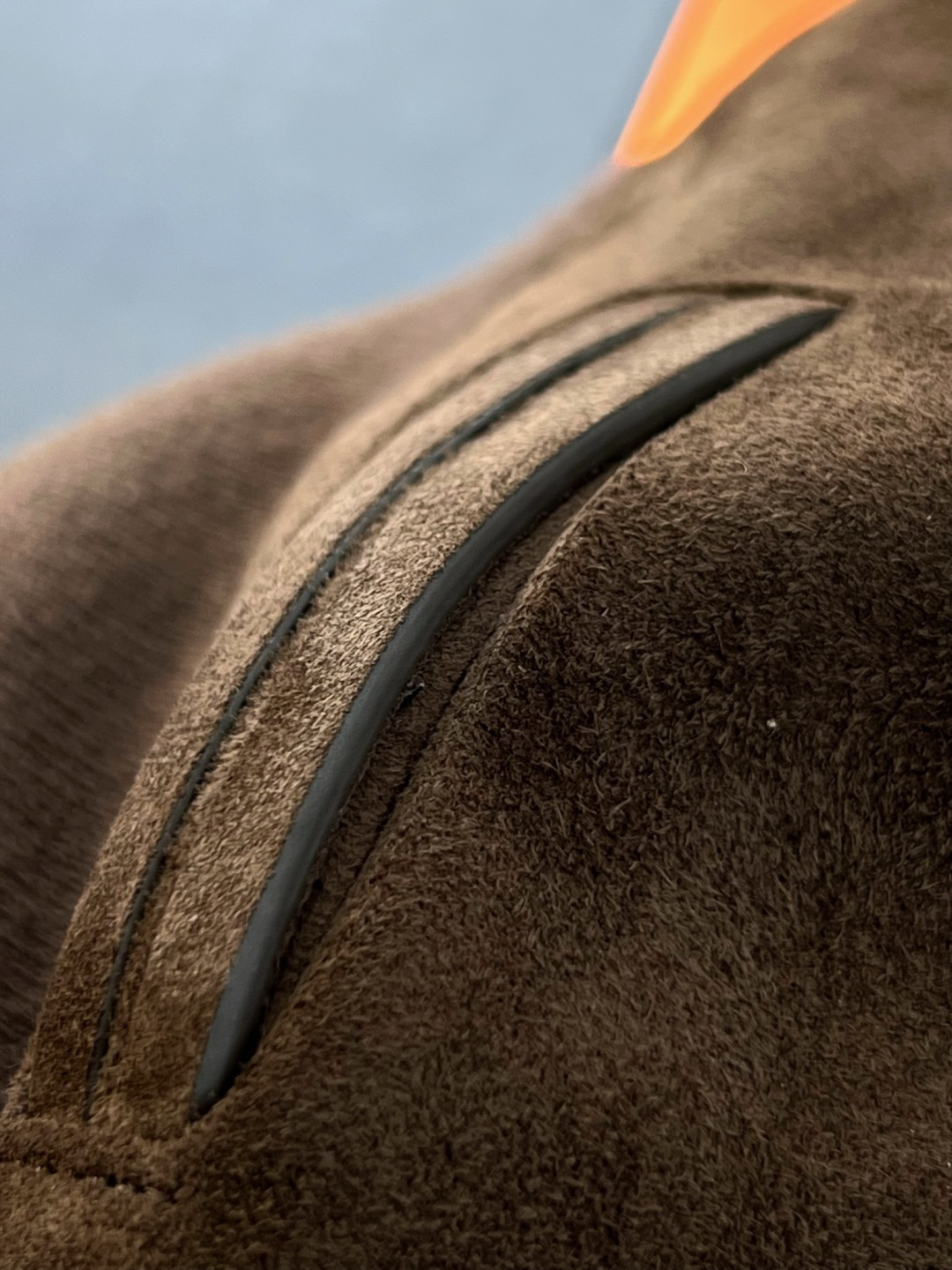 NO:675992,The oil edges we make match the accessories and leather jacket craftsmanship. The counter has the same matte old metal zipper, the embossed logo on the double zipper pulls, and the drawing process, which can identify the brand's standard equipment for high-end leather jackets. The edges of the collar and placket use thick oil edges of the same material, and there are no obvious stitches on the edges, making the leather jacket more concise and high-end. (See the picture for identification points to prevent goods.)  The matte black resin buttons on the collar (ZEGNA embossed on the back), the pocket lining with metal snaps of the same color, and the cross double-strand hand-stitching are all classic details of Zegna leather jackets,,zegna,leather jacket,Top Customize119860909我们做的油边 跟辅料 皮衣工艺匹配度 专柜同款哑光做旧金属拉链,双拉链头的压印标识、拉丝工艺,可以鉴定品牌高端皮衣的标配 领口、门襟的边缘用了同材质厚油边,边缘没有明显线迹,让皮衣更显简洁高级.（看图防货的鉴定点） 领口的哑光黑树脂纽扣（背面压印ZEGNA字样）、口袋里衬同色系金属按扣,搭配十字双股线手工锁缝,都是杰尼亚皮衣的经典细节,,zegna,leather jacket,Top Customize1,Men's clothing