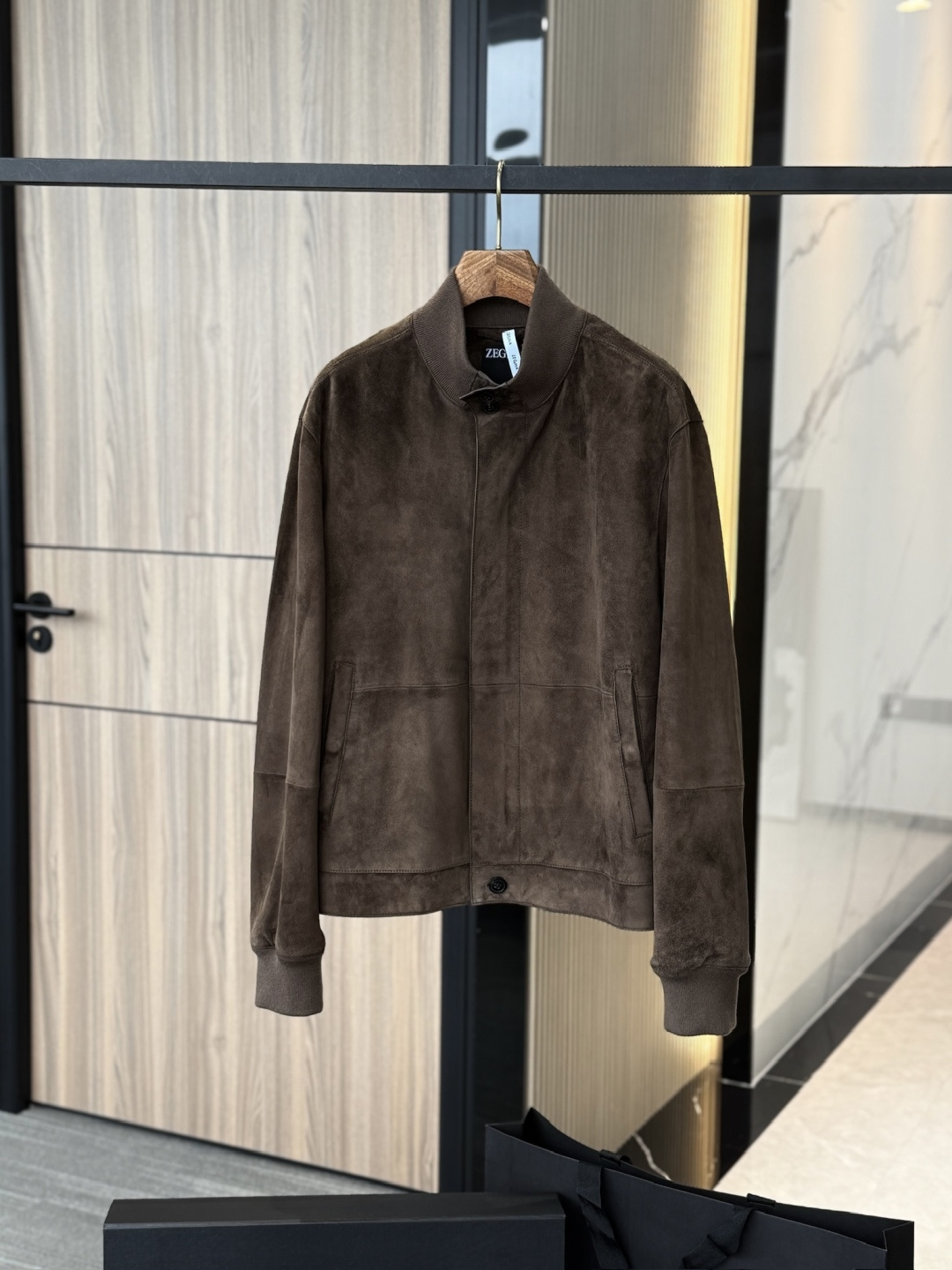 NO:675989,P Available now!  Genuine leather haute couture continues to ship. Exclusive｜Original purchase genuine grade Ermenegildo Zegna men's new winter brown leather short jacket Leather imported sheepskin The new season cowhide suede jacket adopts a classic pilot version with simple and neat lines, paired with soft and delicate suede calfskin, showing a low-key and high-end urban style. The hem and cuffs are spliced with wool knitting to enhance wearing comfort and silhouette, and highlight the temperament and fashionable charm of the jacket.  The jacket is designed in a regular size and is comfortable on the upper body. Suede is a precious leather with a thin texture and very softness. It is comfortable and generous to wear. Business casual, low-key luxury!  Versatile for commuting!  Old money style, low-key and tasteful. The materials used are very comfortable. The core of this brand is the materials used. Those who are kind to you and pay attention to the dressing experience must buy it!  !  Made of cow leather suede!  The real and powerful version uses the most exquisite leather, which is light and soft, and the fabric made of it has a velvet-like texture. If you pick out any piece of our leather series, it is enough to beat other competing products, not to mention the combination of price, quality and product!  It directly improves the tone of the whole by a level. It belongs to the ceiling of the autumn and winter world. The texture is outstanding and the luster is high-end. The whole body is made of precious cow leather, showing a unique suede texture. The velvety and delicate touch combined with the soft and light characteristics are both luxurious and practical. After the full-grain leather polishing and turning process, the surface fibers are finely polished until they are even and dense, showing a  Velvety suede effect. This treatment method not only feels smooth, but also presents a low-key and deep matte effect visually. Different from the coldness of traditional smooth leather, suede leather has a warmer and more delicate touch. Suede leather is inherently wear-resistant and warm, making this jacket a balance between practicality and sophistication. In terms of technology, suede leather needs to go through multiple steps of removal, polishing, sizing, and protective coating.  and other fine processes to ensure that the leather plush is even, full and long-lasting in color. Its natural breathability and lightness enable the entire jacket to maintain a comfortable wearing experience in addition to keeping warm. In addition, the leather surface has undergone special wear-resistant treatment, which improves the anti-friction performance of daily wear and gives it a texture that is both flexible and stiff. With the accumulation of time and wear, the leather will gradually form a unique patina, which will increasingly highlight personality and high-end atmosphere.,,zegna,jackets  & coats,cowhide,sheepskin,Top Customize119860909P 现货发售！真皮高定 持续出货 . 独家 ｜原版购入真品级 杰尼亚男装冬季新品棕色皮革短夹克 皮料 进口羊皮革 新一季牛皮绒面革夹克采用经典飞行员版型,线条简洁利落,搭配柔软细腻的绒面小牛皮,呈现低调而高级的都市格调.下摆与袖口拼接羊毛针织,增强穿着舒适性与廓形感 ,更突出夹克的气质与时尚魅力. 夹克常规尺寸设计,上身舒适自如. 绒面革是一种质地细薄且非常柔软的珍贵皮革.穿在身上既舒适又大方. 商务休闲 低调奢华！通勤百搭！ 老钱风,低调 有品味 用料非常舒适,这个牌子的核心就是用料,对自己好一点的,注重穿衣体验的,一定要入！！ 牛皮革绒面打造 ！ 真材实料实力版本 ,采用最精致的皮革,即轻盈又柔软,用其制作的面料有天鹅绒般的质感 咱家任意一件皮革系列 任选一样拎出来,都足够吊打其他竞品,更何况是价格 品质 出货品相三重叠加！直接把整体的调性UP了一个段位,属于秋冬界的天花板,质感出挑,光泽高级  整体以珍贵牛皮革打造,呈现出独特的绒面质感,天鹅绒般的细腻触感配合柔软轻盈的特性,兼具奢华与实用  经过全粒面皮打磨与翻磨工艺,表层纤维被精细打磨至均匀细密,呈现出 天鹅绒般的绒面效果.这种处理方式不仅手感顺滑,更在视觉上呈现出低调而深邃的哑光效果.不同于传统光面皮革的冷峻,绒面皮更具温润细腻的触感.绒面革天生兼具耐磨与保暖性能,使这款夹克在实穿性与精致感之间取得平衡. 在工艺上,绒面革需要经过多道 去杂、打磨、上浆、防护涂层 等精细流程,以确保皮面毛绒均匀、色泽饱满而持久.其天然的透气性与轻盈性,使得整件夹克在保暖之外,仍能保持舒适的穿着体验. 此外,皮料表层经特别的 耐磨处理,提升了日常穿着的抗摩擦性能,同时赋予其 柔韧与挺括兼具 的质感.随着时间与穿着的累积,皮革会逐渐形成 独特的岁月包浆,愈发彰显个性与高级气息.,,zegna,jackets & coats,cowhide,sheepskin,Top Customize1,Men's clothing