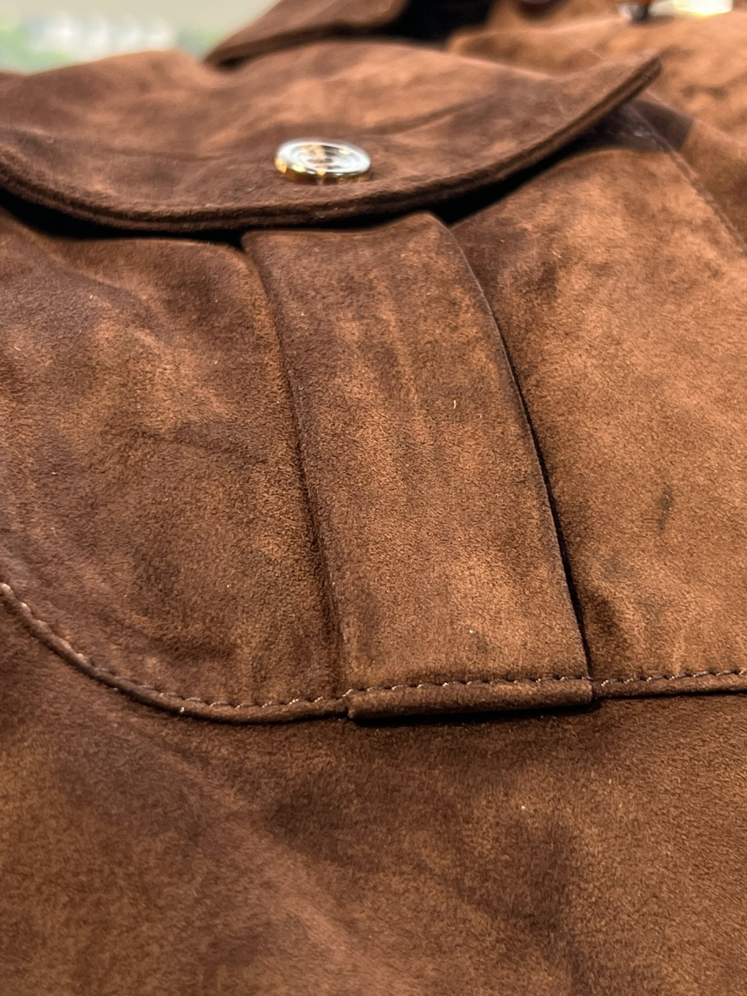 NO:688535,The stitching uses dark threads that are close to the color of the leather, and the stitching is fine and even, which not only ensures durability, but also makes the overall style look simple and high-end, with no extra threads or rough seams. The texture and warm luster of natural horn are then finely polished, giving it a delicate feel that echoes the texture of suede. The natural horn buckle is more durable and less likely to crack.,,Top Customize119860909缝线用了和皮革颜色接近的暗线,针脚细密均匀,既保证了耐用性,让整体版型看起来简洁高级,没有多余线头或粗糙的接缝. 天然牛角的纹理和温润光泽,再经过精细抛光处理,手感细腻,和绒面革的质感形成呼应,天然牛角扣更耐用、不易开裂.,,Top Customize1,Men's clothing