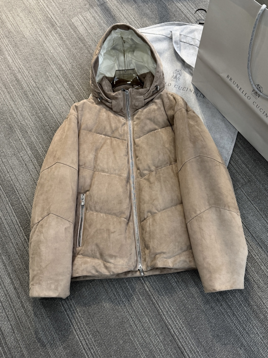 NO:622142,, Grade Genuine Leather Channel Men's Genuine Leather White Goose Down Down Jacket Fabric (Sheep Split Leather) Genuine oil-tanned sheep split suede, hand-grade matte distressed, soft to the touch and has a natural 'breathing' feeling, which will not damage the leather texture.  The sheep split suede leather treated with a lightweight oil tanning process retains the natural fine velvet feel of sheepskin. It is also treated with a waterproof and antifouling coating, taking into account both texture and practicality. (The surface is matte and aged, showing a natural 'sense of age', matching the brand's consistent low-key luxury style, and long-term wear will form a unique 'padded' texture.) Lining and filling  The lining is made of high-density nylon, which has been treated with an anti-drilling velvet coating. It feels smooth and can effectively prevent goose down from drilling out. At the same time, it has good breathability and will not feel stuffy. The counter is genuine white goose down with 90% down content, 140g of down filling, high fluff and strong warmth retention. It is equipped with diamond quilting technology to evenly distribute the velvet without clumping or running down. If it is not genuine, the product will be refunded!  Hardware and Details: The drawstring buckle is a matte metal piece etched with the brand logo, and is matched with a water-repellent woven drawstring of the same color. It has a solid texture and is easy to adjust the tightness of the cap opening and hem. The custom-made metal zipper puller has the brand logo embossed on it, and the zipper teeth have been treated with anti-oxidation, making the pull smooth and durable.,,down jacket,sheepskin,hats,alexander wang19860909,级 真皮渠道   男士 真皮革白鹅绒羽绒服 面料（羊剖层革） 正品用油鞣羊剖层绒面革,经过手工级的哑光做旧处理,触感柔软且有自然的“呼吸感”,不会破坏皮革质感. 采用轻量油鞣工艺处理的羊剖层绒面革,保留了羊皮天然的细腻绒感,同时经过防水防污涂层处理,兼顾了质感和实用性,（表面做的哑光做旧处理,呈现出自然的“岁月感”,和品牌一贯的低调奢华风格相匹配,长时间穿着会形成独特的“包浆”质感.） 里料与填充 里料是高密锦纶,经过防钻绒涂层处理,触感光滑且能有效防止鹅绒钻出,同时透气性很好,不会有闷热感. 专柜正版 90绒子含量的白鹅绒,充绒量140克,蓬松度高且保暖性强,搭配菱形绗缝工艺,让绒朵分布均匀,不会出现结块或跑绒的情况.不正包退！ 五金与细节 抽绳扣是蚀刻品牌标识的哑光金属件,和同色系的防泼水编织抽绳搭配,质感扎实且方便调节帽口 下摆的松紧. 定制的金属拉链头,上面压印品牌Logo,拉链齿做了防氧化处理,拉合顺滑且耐用.,,down jacket,sheepskin,hats,alexander wang,Men's clothing