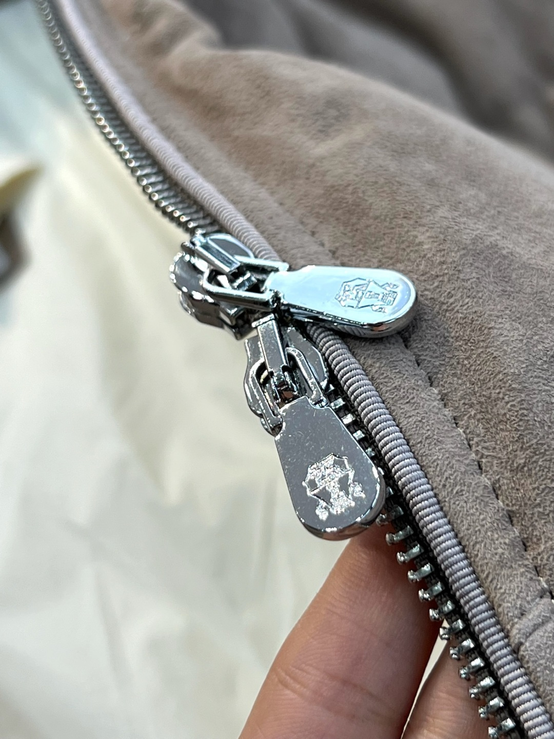 NO:697803,The genuine drawstring buckle and zipper puller are all custom-etched metal parts. The name tag inside is an exclusive design with suede leather edges. Every seam is aligned and there are no excess threads.,,Top Customize119860909正品抽绳扣、拉链头都是定制蚀刻金属件,内里姓名标签是绒面革包边的专属设计,每处缝线都对齐且无多余线头.,,Top Customize1,Men's clothing