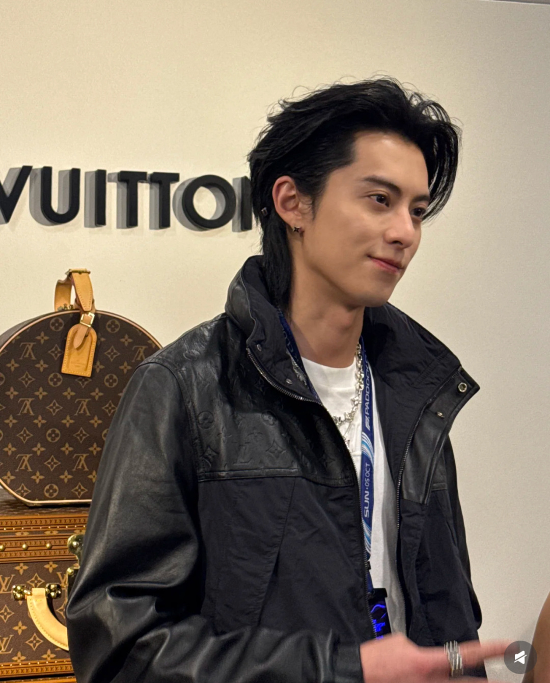 NO:688676,Wang Hedi's handsome upper body | 26 new autumn and winter men's clothing limited Louis Vuitton mixed leather windproof jacket.,,louis vuitton,jackets & coats,Top Customize119860909王鹤棣帅气上身 ｜ 26新款秋冬男装限定 路易威登 混合皮革防风夹克 .,,louis vuitton,jackets & coats,Top Customize1,Men's clothing