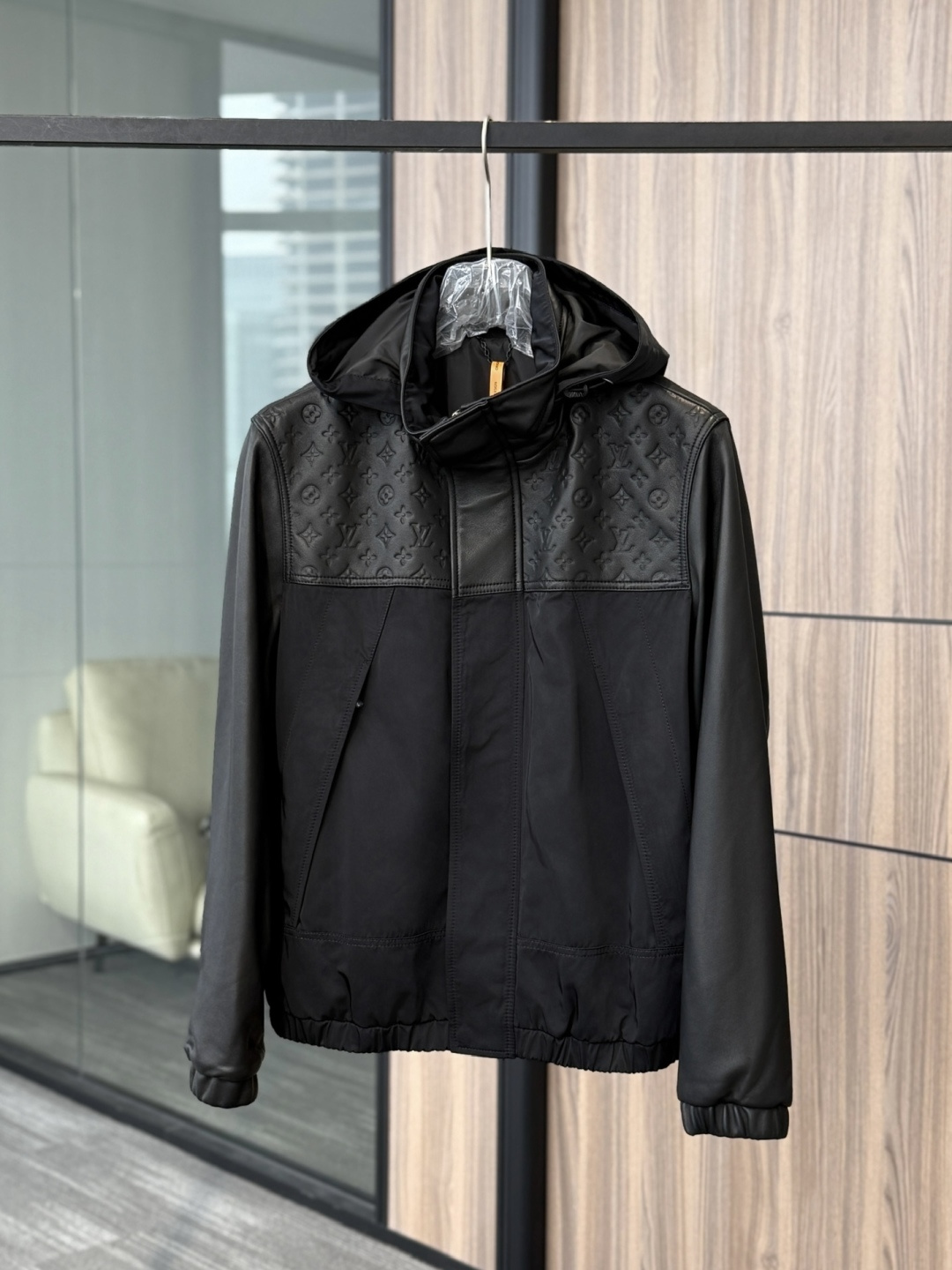 NO:684505,Genuine leather haute couture continues to ship. Exclusive｜Original purchase of authentic Louis Vuitton mixed leather windproof jacket.,,louis vuitton,jackets & coats,19860909真皮高定 持续出货 . 独家 ｜原版购入真品级 路易威登 混合皮革防风夹克 .,,louis vuitton,jackets & coats,,Men's clothing