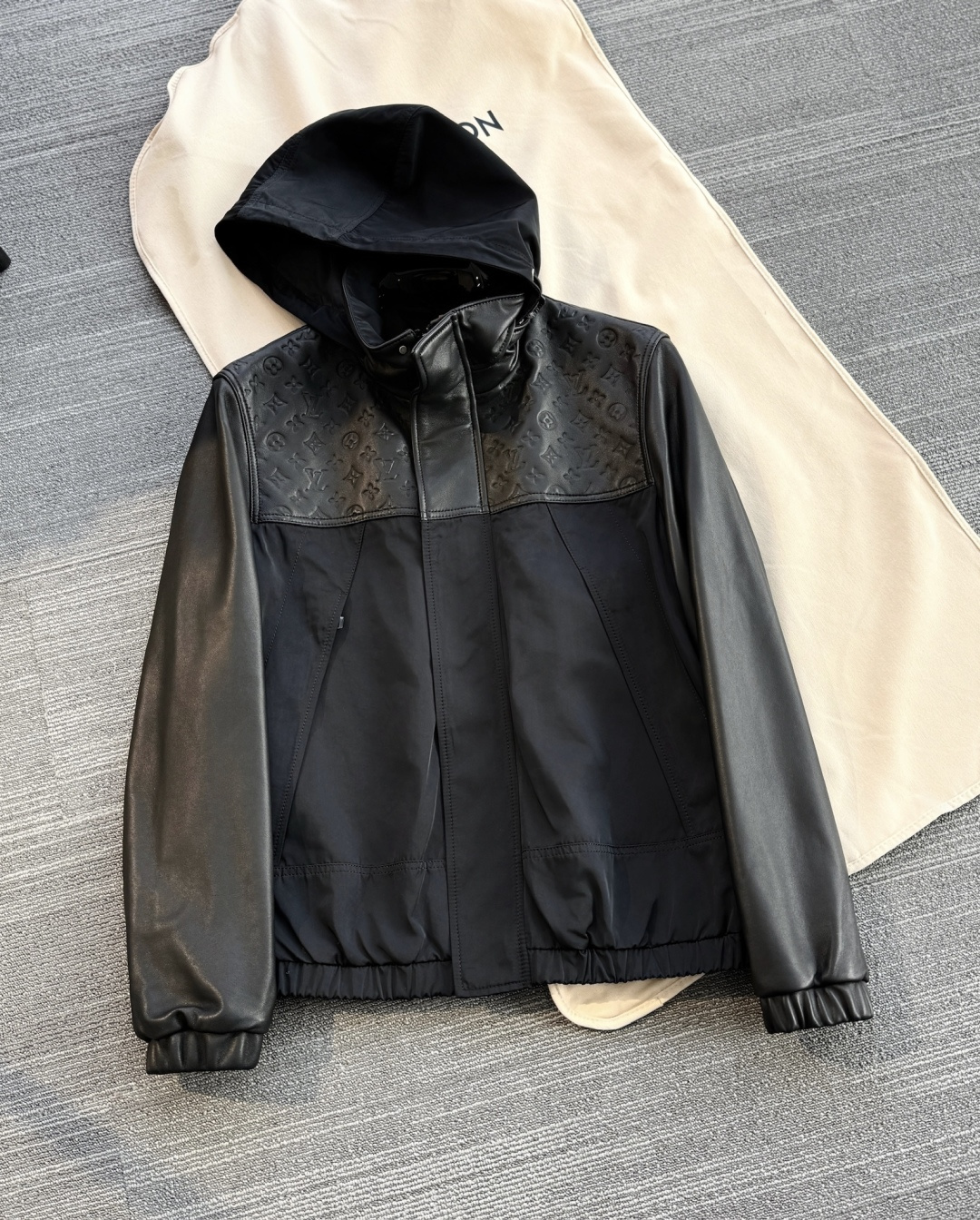 NO:688670,Ready for sale!  1V Louis Vuitton Mixed Leather Windproof Jacket Body Sheep Leather This windproof jacket is updated this season with a blend of nylon and butter-soft sheepskin. The leather yoke is embossed with the Monogram logo, the leather stand collar hides a foldable hood, and the sleeves are also made of soft leather. Stretch hem and cuffs with large pockets combine comfort and style. Standard fit Sheep leather, 61 nylon, 39 cotton  Lined with 67% polyester, 33% cotton. Logo embossed on the front and back yoke. Blended nylon body and drawstring hood. Elastic cuffs and hem. Lined. Zipper front. Zipper pocket. Exclusive original customization. Authentic and original limited edition jacket, exclusively imported leather. No need to compare with the market. There is no need to compare with those on the market if you look at the F version. What we sell is pure and perfect, with a smart upper body. There is no pressure to go to the counter.  The upper body shape really surprises you. The three-dimensional fit makes the matching effect outstanding. Casual autumn and winter style. Large-body genuine leather fabric for customers. You can study it after you receive it. The whole piece is worthy of appreciation in terms of fabric, leather, and craftsmanship. It has a low-key and emphasized attitude. It comes with high-end authentic imported embossed sheep leather. The classic model of the main line of the counter. The top-grade sheepskin is flexible and delicate. The grade is very wear-resistant and durable (  Please go to a dedicated facility for cleaning. Do not dry clean, do not bleach, do not tumble dry, iron at low temperature) Authentic details 1:1YB customization. Welcome to compare prices across the Internet, Louis Vuitton, jackets & coats, sheepskin, hats, Top Customize119860909现货发售！1V 路易威登 混合皮革防风夹克 主体 羊皮革 这款防风夹克在本季迎来焕新演绎,巧妙混搭了混纺锦纶和黄油般柔软的羊皮革.皮革抵肩饰有 Monogram 压纹标识,皮革立领内藏可折叠兜帽,衣袖亦采用柔软皮革打造.弹力下摆和袖口搭配宽大口袋,兼顾舒适体验与潮流型格. 标准版型 羊皮革,61 锦纶,39 棉 内衬67聚酯纤维,33棉 前后抵肩饰有标识压纹 混纺锦纶衣身与抽绳连帽 弹力袖口和下摆 配有内衬 拉链前襟 拉链袋 独家原版订制 . 正品原装的限定夹克,独家进口皮料限定,无需对比市面 ,市面看图F版的无需去对比了, 我们卖的是纯纯完美货,上身干练. 上柜无压力 上身版型真的是让你惊讶到 立体的合身感,配搭完全效果出众 休闲秋冬款 客供大身真皮革面料 收到货可以研究一下,整件从面料、皮质、走线 工艺方方面面都可以值得品味 低调有强调的态度出来了. 穿正的来 高端真品进口压纹羊皮革 专柜主线的经典款 顶级的羊皮柔韧细腻 档次很好耐磨耐穿（ 请前往专门的设施进行清洁不可干洗不可漂白,不可烘干低温熨烫） 真品细节1:1YB定制 欢迎全网比价比较,,louis vuitton,jackets & coats,sheepskin,hats,Top Customize1,Men's clothing