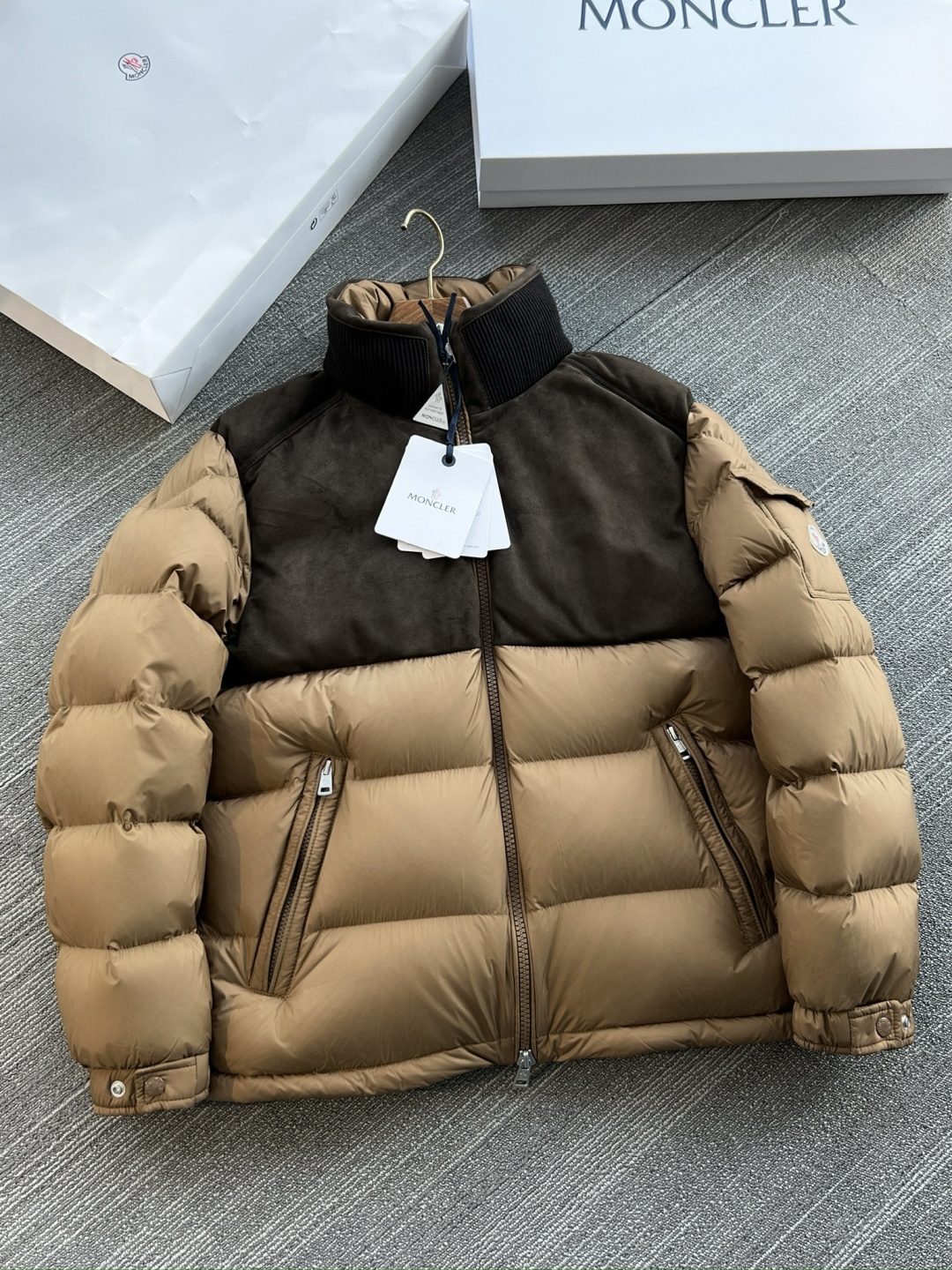 NO:688549,The only counter-standard version. White goose down + imported sheepskin. The price at the counter is more than 30,000 yuan. It saves you money and worry. The new design is very thick. You can survive the winter in one piece in the north. Sheepskin, Top Customize119860909唯一专柜对标版. 白鹅绒+进口羊皮 专柜售价三万多 ,省心省钱的含金量足足的, 新款设计很厚实,北方一件就可以过冬,,sheepskin,Top Customize1,Men's clothing