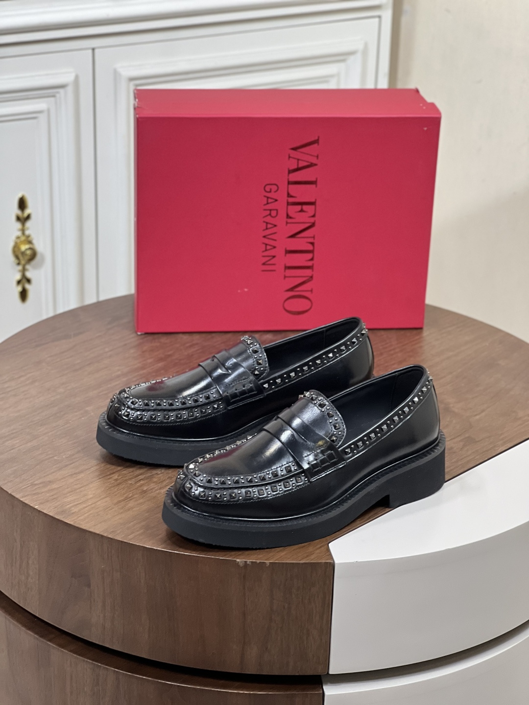 NO:350690,VALENTINO new men's loafers, rivet decoration design, fashionable and casual leather shoes, this loafer uses imported cowhide upper, with calfskin dyed inside, calfskin insole, soft, comfortable and breathable on the upper, and complete packaging with the original box!  Visible details and quality. Size39-44 (customized by 38.45), valentino, valentino, loafers, cowhide19860909VALENTINO华伦天奴新款男士乐福鞋 铆钉装饰设计.时尚休闲皮鞋,这款乐福鞋采用进口牛皮鞋面,内里本染小牛皮 小牛皮鞋垫 上脚柔软舒适透气 配原盒全套包装！看得见的细节和品质. Size39-44（38.45定做）,,valentino,valentino,loafers,cowhide,Men's shoes