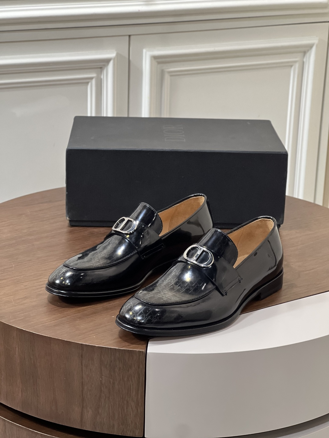 NO:350708,Dio~Di* Hot selling men's boutique!  Men's business leather shoes, a craftsmanship and modern work, the highest version on the market!  Strong toughness, resistance to folding and not easy to deform, durable, ultimate art, excellent practice!  Timeless loafers reflect the classic elegance. The elegant appearance is matched with a slender style. The imported material is selected from black shiny cowhide leather, decorated with gradient effect Oblique print. The inner foot pads are all made of top-quality sweat-absorbing and breathable cowhide, and genuine leather soles with anti-slip rubber. Comfortable and light, elegant and exquisite, and can be matched with various suits. Standard leather shoe size 3944 (38.45.46 can be customized), dior,loafers, business suit,cowhide,Leather soles19860909Dio～迪* 热卖款男士精品！男士商务皮鞋 匠心干练摩登之作,市面最高版本！韧性强耐折不易变形,经久耐穿,极致艺术,过硬做法！ Timeless 乐福鞋体现经典的优雅气质.高雅的外观搭配修长的版型,精选进口材料黑色亮面牛皮革面,饰以渐变效果 Oblique 印花.内里垫脚均采用顶级吸汗透气牛皮,真皮大底皮革鞋底搭配防滑橡胶.舒适轻盈,高雅精致,可搭配各式西装. 标准皮鞋码3944(38.45.46可定做),,dior,loafers,business suit,cowhide,Leather soles,Men's shoes