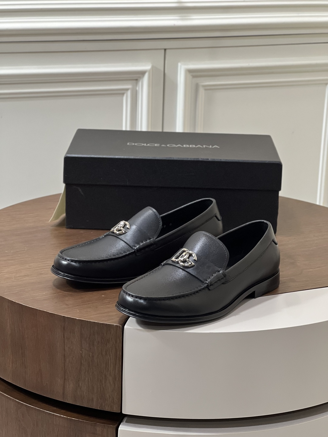 NO:350736,Dolce & Gabbana/D&G Signature Mino Calfskin Derby Shoes!  Top original order quality!  Ariosto series calfskin slippers, elegant style, with DG cross-styling logo embellished with uppers. Handmade and lightweight sole is unique, matched with calfskin trim and heel. Size39-44 (customized by 38.45.46), Dolce&Gabbana, Dolce&Gabbana, Dolce&Gabbana, cowhide19860909Dolce & Gabbana/杜嘉班纳 D&G 标牌 Mino 小牛皮德比鞋！顶级原单品质！ Ariosto 系列小牛皮便鞋,风格优雅考究,鞋面点缀 DG 交叉造型徽标.手工精艺、轻质鞋底别具一格,搭配小牛皮饰边与后跟. Size39-44（38.45.46定制）,,Dolce&Gabbana,Dolce&Gabbana,Dolce&Gabbana,cowhide,Men's shoes