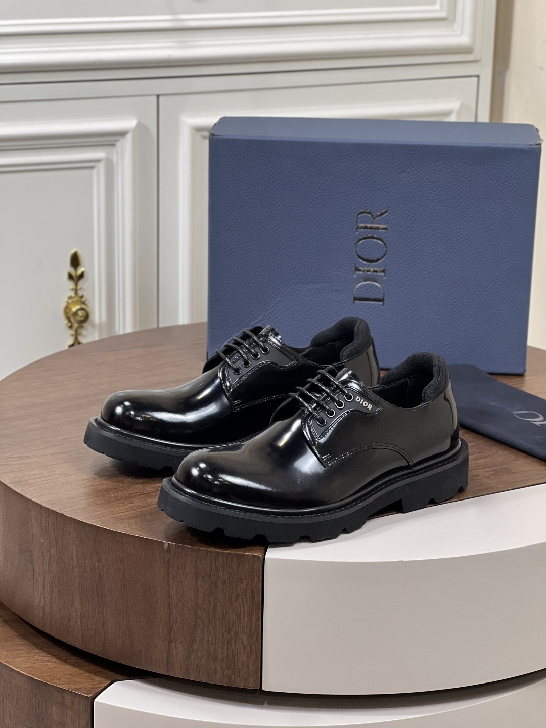 NO:350762,Dio* Explorer men's casual leather shoes integrate classic shoe styles with iconic styles. Black open-edged beaded cowhide upper, brand hardware logo decoration, simple and atmospheric style, calfskin lining!  Lightweight TPU foam sole, fashionable and versatile, can be matched with casual clothing or casual suit. Size38-44 (45 custom made), dior, dior, business suit, cowhide19860909Dio* 迪家 Explorer男士休闲皮鞋 将经典的鞋履款式与标志性风格融为一体.黑色开边珠牛皮鞋面,品牌五金logo装饰,简约大气风格,小牛皮内里！轻质TPU发泡鞋底,时尚百搭,可搭配休闲服装或休闲西装. Size38-44（45定做）,,dior,dior,business suit,cowhide,Men's shoes