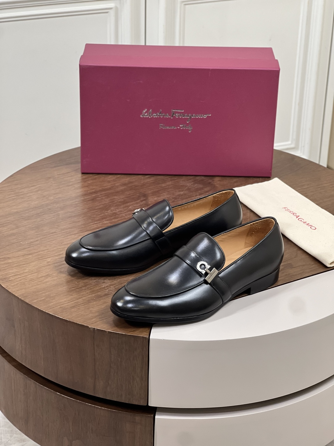 NO:350779,Ferragamo Hot Sale Men's Boutique Loafers!  Men's business leather shoes. Selected imported beaded cowhide leather shiny leather combines craftsmanship elements with modern charm. It has strong toughness, resistance to folding and deformation, and is durable!  Imported water-dyed cowhide inner lining, imported genuine leather sole, top quality, welcome to compare!  Size39-44 (38.45.46 Custom made without return or exchange), ferragamo, ferragamo, loafers, cowhide, Leather soles19860909菲拉格慕Ferragamo 热卖款男士精品乐福鞋！男士商务皮鞋 精选进口开边珠牛皮亮面皮革将工致元素与摩登魅力融合,韧性强耐折不易变形,经久耐穿！进口水染牛皮内里,进口真皮大底,顶级品质,欢迎对比！ Size39-44（38.45.46定做不退不换）,,ferragamo,ferragamo,loafers,cowhide,Leather soles,Men's shoes