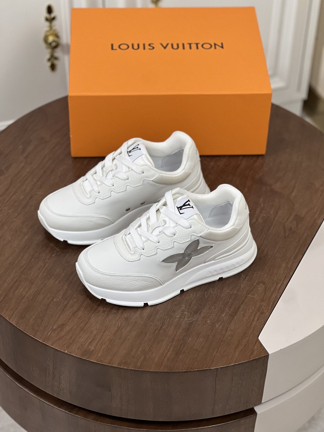 NO:356795,The latest sneakers in Louis Vuitton series are upgraded again, with excellent details. They are simply too good to look!  The official website is available for sale and immediately grabbing the whole model in ten minutes. TPU base, mold fee of 2w + texture comparable to the original version. Polyme micro-material and breathable British mesh fabric. The original details are consistent. Please pay attention to distinguish between the market's currency materials. Size38-46 (customized for 38.45.46),,louis vuitton,sneakers19860909路易威登#系列最新运动鞋 品质再次升级、细节超赞 简直不要太好看！官网开售十分钟立刻抢光光的款. TPU大底、模具费2w+ 质感媲美原版 垫脚聚米微料加透气英伦网布 细节原版一致 请注意区分市面通货材料.  Size38-46（38.45.46定做）,,louis vuitton,sneakers,Men's shoes