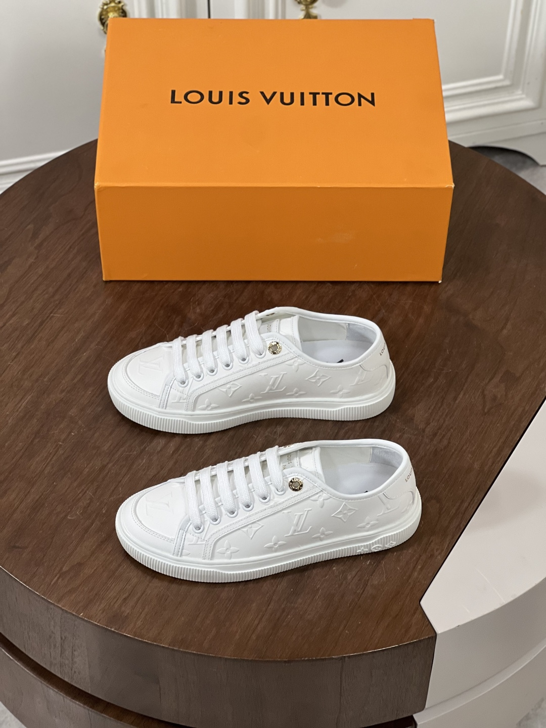 NO:356812,/ Louis Vuitton's new spring and summer casual sports shoes have a youthful atmosphere, and it makes your feet look younger and younger!  Comfortable and lightweight on the feet!  The color is also very youthful!  The upper is exclusive to LV's gold jewelry interspersed!  Make the whole shoe more agile!  The special electronic printing logo on the upper is designed and super recognizable!  Beautiful and generous!  !  It's super easy to walk on your feet!  Specific denim surface material cowhide li Original mold opening bottom Size women 35-39/40 customized non-return and exchange Men 38-45/38.45 customized non-return and exchange, louis vuitton, louis vuitton, cowhide19860909/ 路易威登春夏新款休闲运动板鞋 具有青春气息的洋溢气息,上脚非常减龄！上脚舒适轻便！颜色也非常青春！鞋面专属于lv的金色饰品穿插！让整个鞋子就更灵动起来！鞋面特殊的电印logo,具有设计感而且也超级具有辨识度！美观又大方！！ 上脚超级好走路！ 特定牛仔布面材质 牛皮里 原版开模大底 Size女35-39/40定制不退换  男38-45/38.45定制不退换,,louis vuitton,louis vuitton,cowhide,Men's shoes