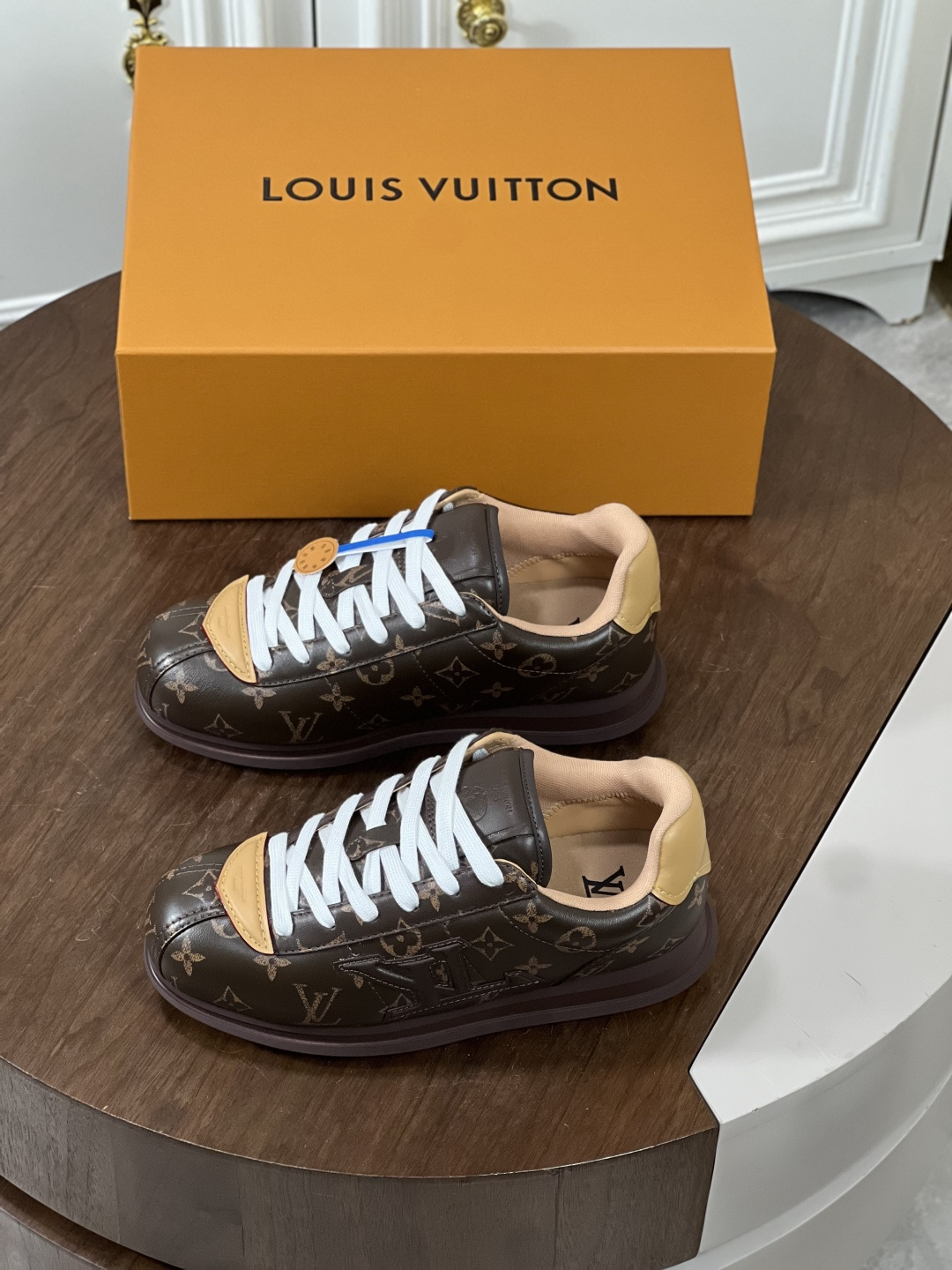 NO:356828,Top version Louis*V Donkey House - Louis Vuitton - Classic catwalk new model Original 11 development replica!  !  Very comfortable to put on the foot, luxurious materials, fine workmanship, midsole printed with European-made letters The upper is spliced ​​by calfskin imported from Italy, with brand LOGO logo and signature on the side, the latest latex foot pad mesh inner lining, the foot feels super comfortable. Original special supply of original two-color TPU combination sole. Packing process Goodyear sewing locking edge Fabric: Exclusive custom top layer cowhide Accessories: Exclusive private mold Vuitton logo, inner lining: Custom silky mesh inner lining - top layer silk cowhide Outsole: TPU combination sole wear-resistant non-slip and yellow foot pad: New latex pad-mesh sweat-absorbing Size39-44 (38.45 custom made without return),, louis vuitton, louis vuitton, louis vuitton, louis vuitton, louis vuitton, cowhide19860909顶级版本 Loui*V 驴家-路易威登-经典走秀新款 原版11开发复刻！！ 上脚非常舒适 奢侈用料,做工精细,中底印有欧洲制造英文字母 鞋面由意大利进口小牛皮拼接,侧边饰有品牌LOGO标志及签名,最新乳胶垫脚网布内里,脚感超舒适.原厂特供原版双色TPU组合大底.套包工艺 固特异缝合锁边 面料:独家定制头层牛皮 配件:独家私模Vuitton 标识, 内里:定制丝滑网里-头层丝绸牛皮内里 大底:TPU组合大底耐磨防滑防黄 垫脚:新款乳胶垫-网纱吸汗 Size39-44（38.45订做不退换）,,louis vuitton,louis vuitton,louis vuitton,louis vuitton,cowhide,Men's shoes