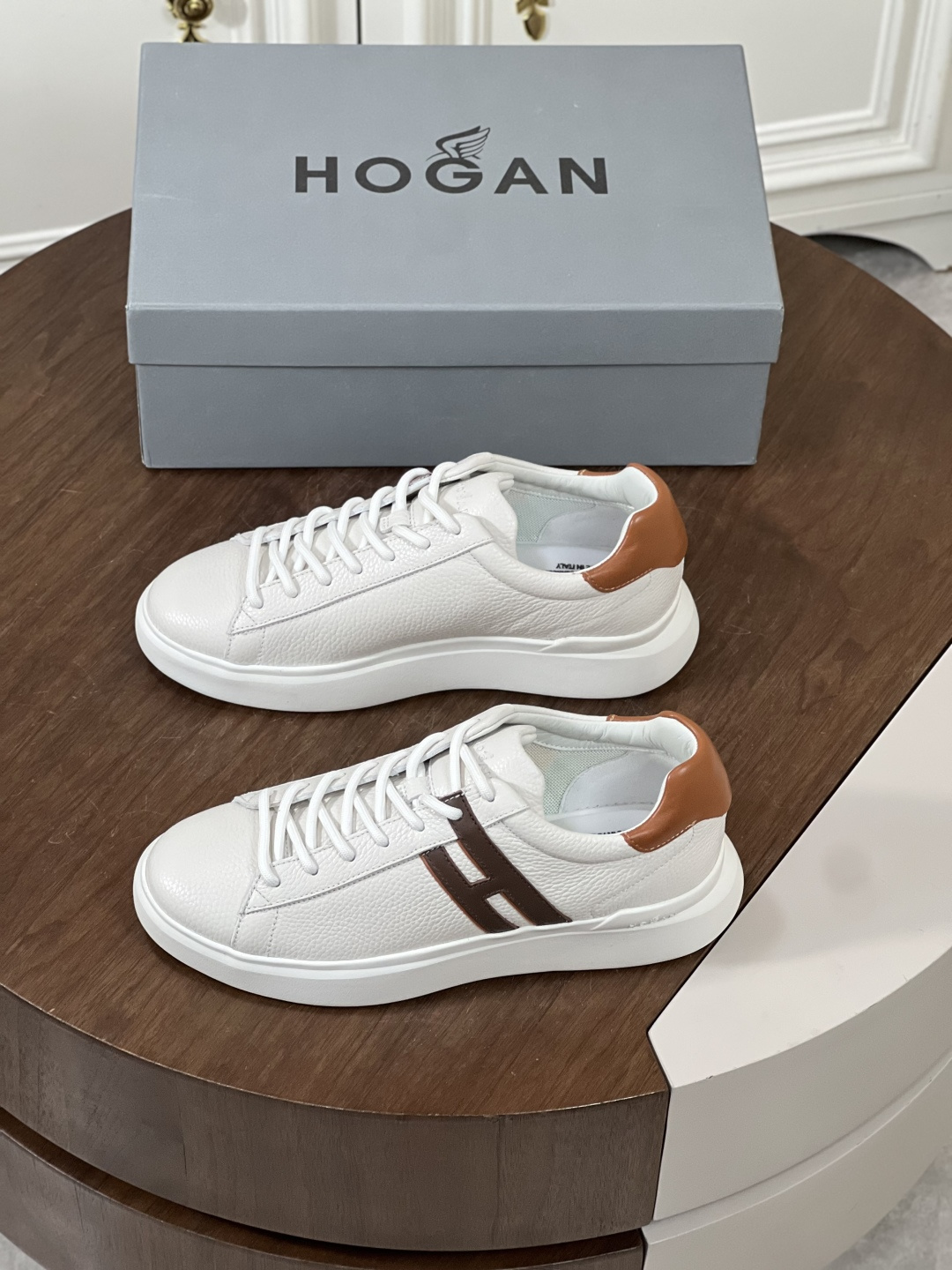 NO:356874,Hogan/Hogan Men's H580 Series Leather Casual Sports Shoes This 580 Series Sports Shoes are made of imported calfskin and lychee-patterned cowhide leather. The lines are simple and smooth. The thickened sole combined with aerodynamic design is youthful and fashionable. The novel side 
