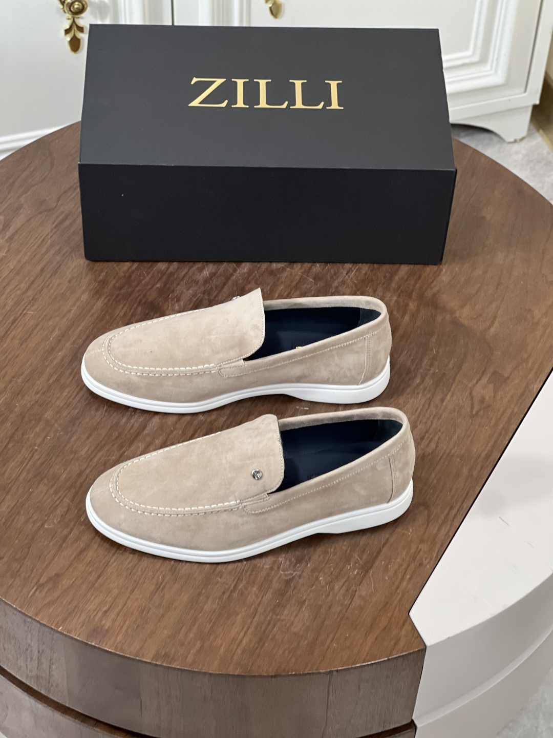 NO:344949,ZILLI French luxury men's loafers, simple style, and both spirit and shape, compose men's charm. Between the edges and corners, the style is displayed, high-quality calfskin is used, comfortable and soft, the shoe body is simple, and the feet are kept refreshing and breathable at all times. The insole is made of natural latex material, and the feet feel more comfortable. Size39-44 (customized for 38.45.46),,loafers,cowhide19860909ZILLI法国顶奢男士乐福鞋 简约风貌随心而行、神形兼备,谱写男士魅力.棱角之间,展述风格,选用优质小牛皮,舒适 柔软 鞋身简约设计、穿着时刻保持双脚清爽透气 鞋垫采用天然乳胶材质脚感更加舒适 Size39-44（38.45.46定做）,,loafers,cowhide,Men's shoes