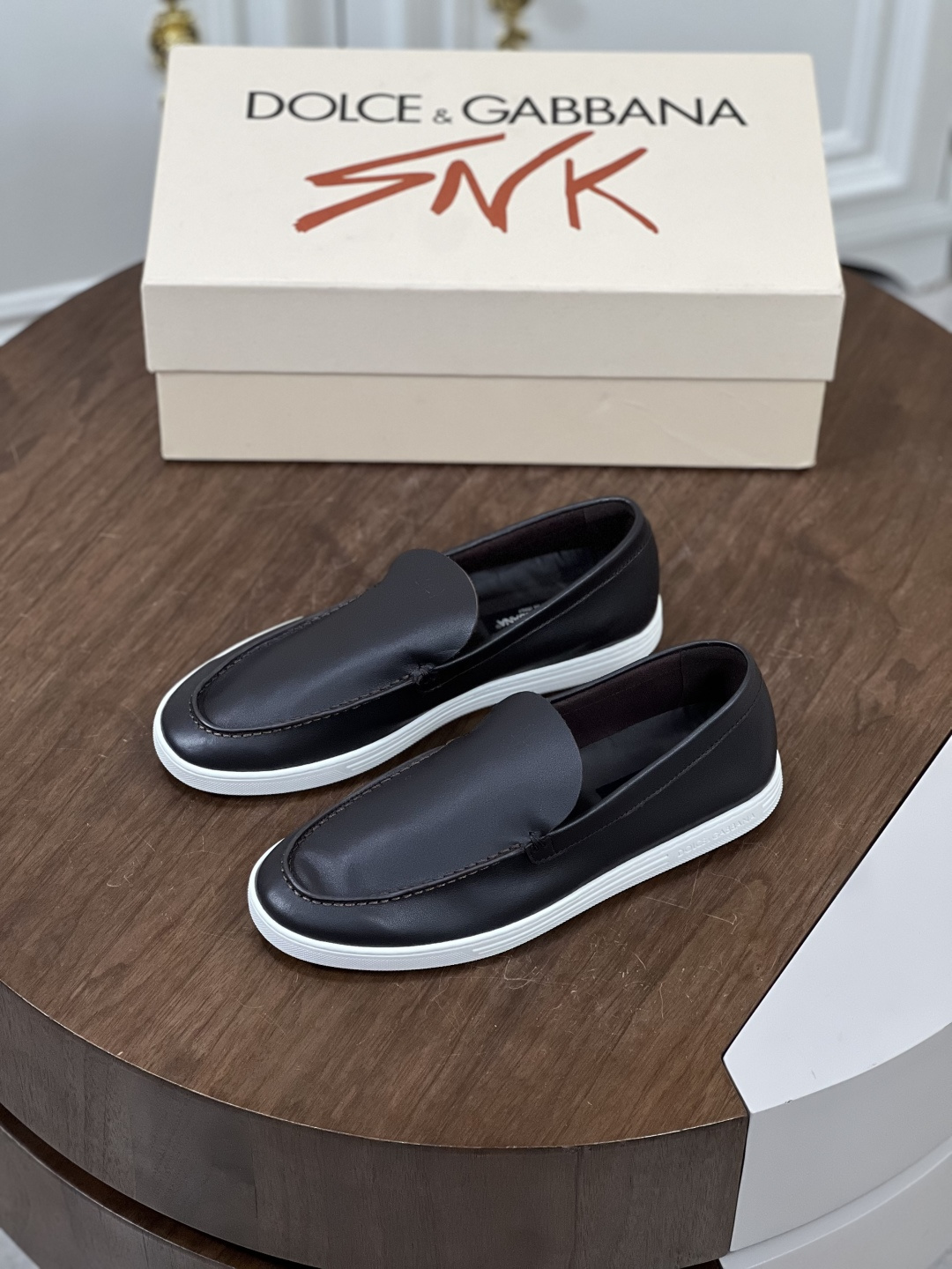 NO:344971,Dolce & Gabbana leather moccasin shoes brand new New Florio series soft suede moccasin shoes, classic and fashionable style, imported cowhide, cowhide, calfskin insole, logo rubber outsole Size: 39-44 (customized by 38.45), Dolce & Gabbana, Dolce & Gabbana, cowhide19860909Dolce&Gabbana 杜嘉班纳皮面莫卡辛鞋 全新 New Florio 系列软质绒面革莫卡辛鞋,风格经典时尚,进口牛皮,牛皮内里,小牛皮鞋垫,徽标橡胶大底 Size:39-44（38.45定做）,,Dolce&Gabbana,Dolce&Gabbana,cowhide,Men's shoes