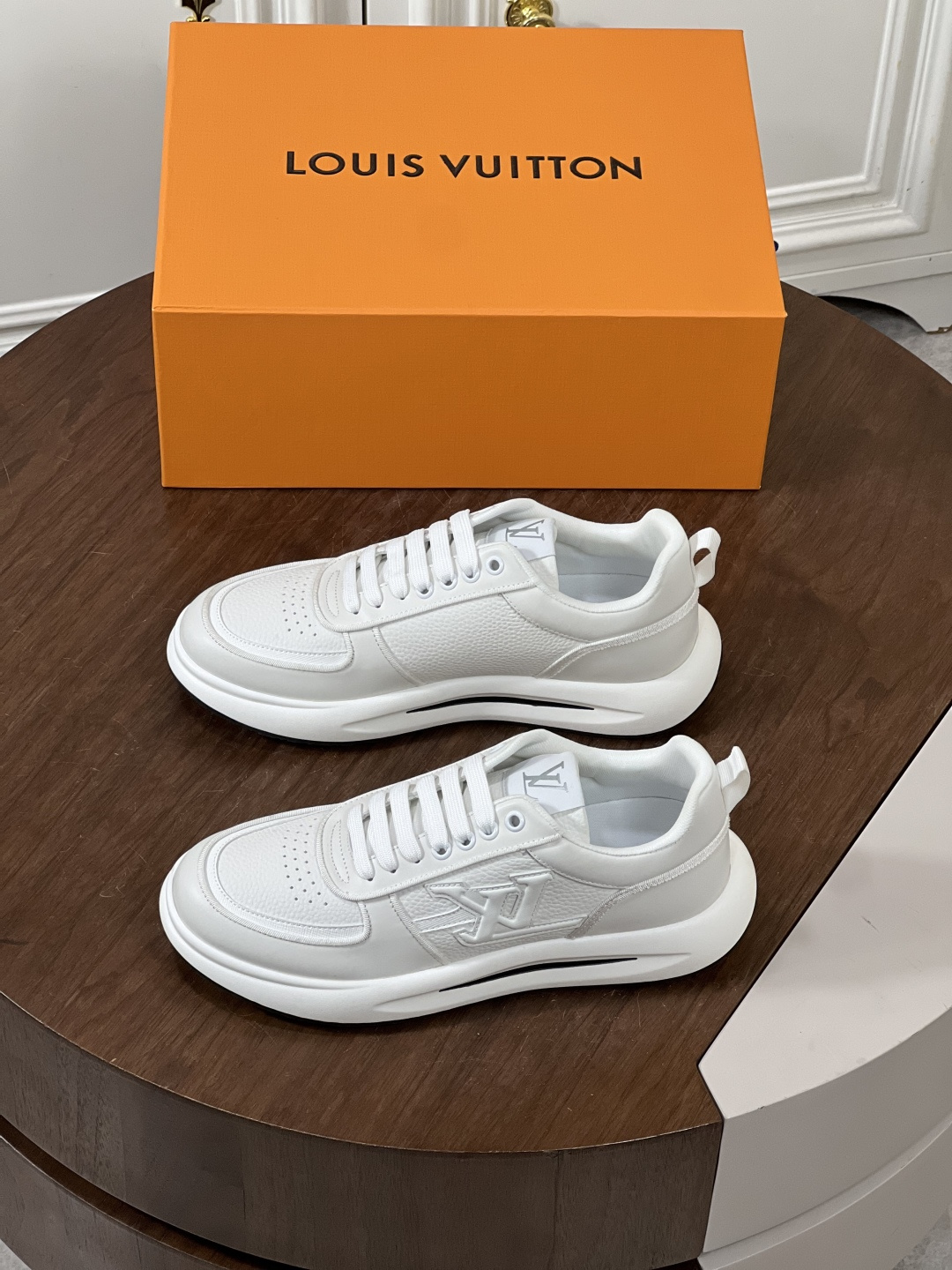 NO:344993,Louis*V Donkey Men's Sports Shoes debuted in the 2025 Men's Series. They are designed with smooth cowhide leather and can easily incorporate various shapes. Attention LV letters mark the side of the shoe, and the light rubber outsole embellishes the Vuitton logo. Imported cowhide + cowhide Size: 39-44 (customized by 38.45),,louis vuitton,louis vuitton,louis vuitton,louis vuitton,louis vuitton,sneakers,cowhide19860909Loui*V驴家男士运动鞋 于2025男士系列初次亮相,以光滑牛皮革塑造考究设计,可轻松融入各式造型.瞩目LV 字母标注鞋侧,轻盈橡胶外底点缀Vuitton标识. 进口牛皮+牛皮内里 Size:39-44（38.45定制）,,louis vuitton,louis vuitton,louis vuitton,louis vuitton,sneakers,cowhide,Men's shoes