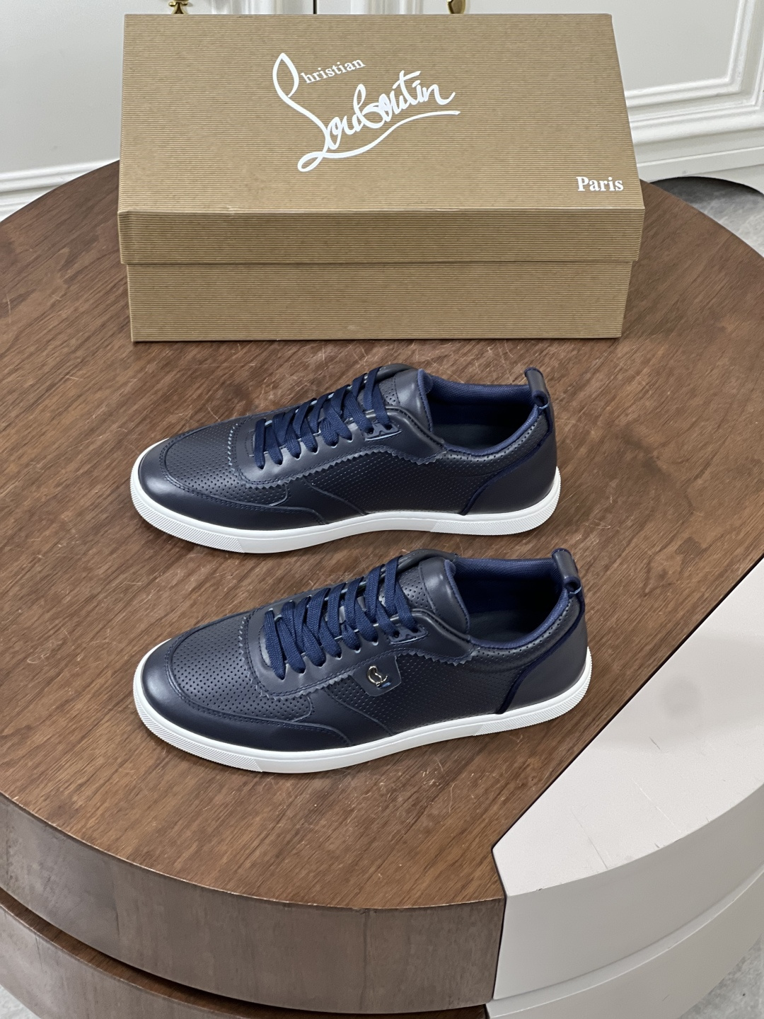 NO:345013,Christian Louboutin (CL) low-top German training shoes, flat men's shoes Due to its softer structure, Tutti Rui German training shoes stand out because of its modern style. They are decorated with Maison Cistian Louboutin's signature logo. The upper is made of imported cowhide punched design and breathable mesh lining!  Rubber outsole!  Size39-40-41-42-43-44 (45 customized), cowhide19860909Christian Louboutin（CL）低帮德训鞋款、平板男鞋 由于其更柔软的结构,Tutti Rui德训鞋因其现代风格而脱颖而出.并装饰有Maison Cistian Louboutin标志性的标志.鞋面采用进口牛皮冲孔设计,透气网布内里！橡胶大底！ Size39-40-41-42-43-44（45订做）,,cowhide,Men's shoes