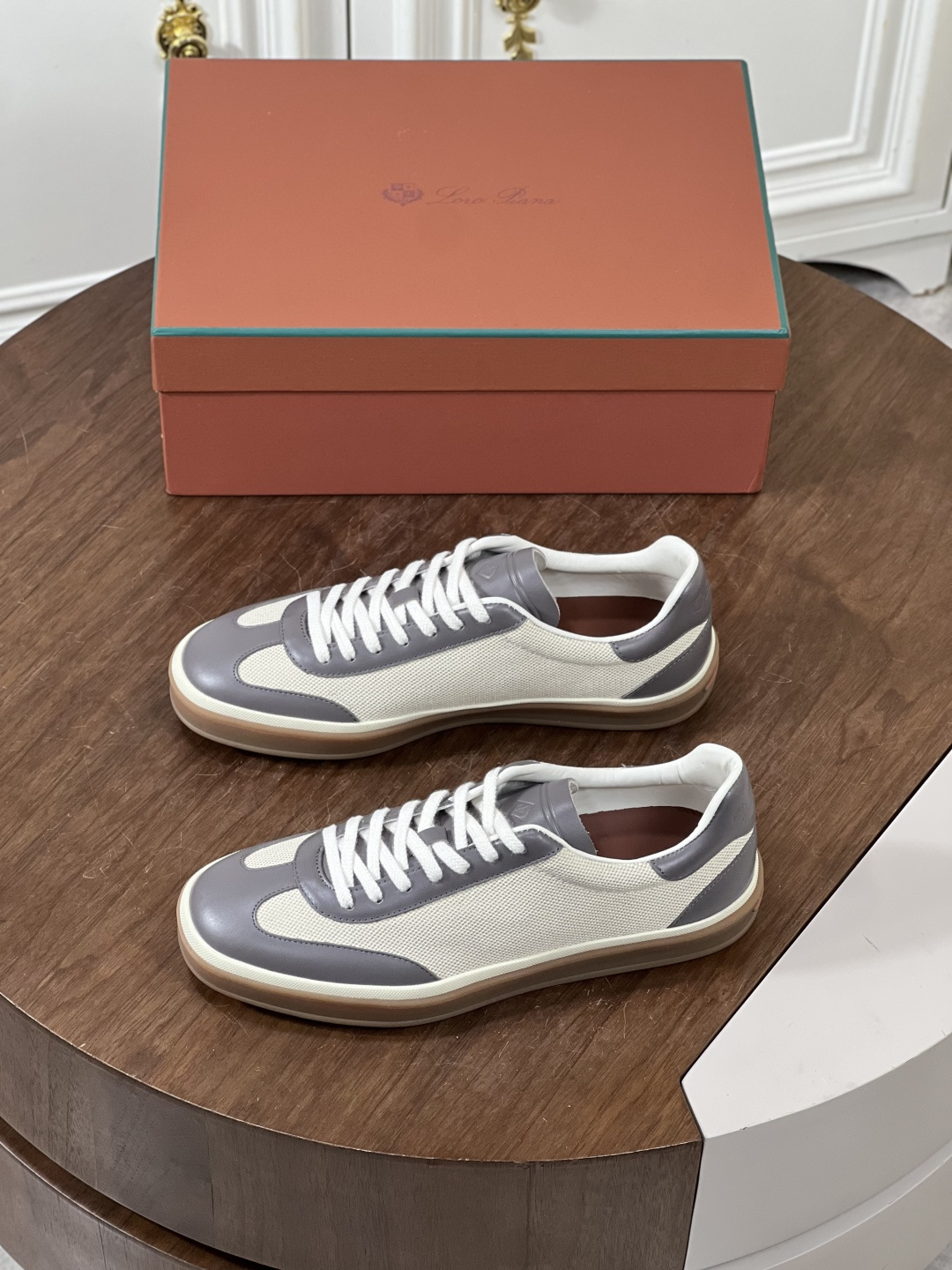 NO:345031,LP Home New Product LoroPian*/Nuoyou-Pianya Official New Men's Casual Moral Training Shoes Cowhide Hemp Cloth Shoes LP Lace-up Casual Shoes!  The smooth cowhide contrast linen fabric is made of smooth cowhide to highlight the sports style. The logo embossed logo of the tongue and heel decorative shoe tongue. The original mold is made of all cowhide inside. Independent cowhide latex pad. The combination of raw glue color translucent sole adds a line of modernity to the shoes. The overall shoe is refreshing and easy to match, the production process is complex, the upper is spliced ​​accurately, the seam is fine and even, showing the ingenuity. The shoe last has been ergonomic design to fit the curve of the feet and provides good support when walking. The original box packaging of the counter is equipped with a dust bag!  Size39-44 (38.45 customization does not support return and exchange), loro piana, loro piana, cowhide19860909LP 家新品 LoroPian*/诺悠-翩雅 官方新款男士休闲德训鞋 牛皮拼麻料布板鞋 LP系带休闲鞋！ 采用光滑牛皮拼接撞色麻布面料,突显运动风范.鞋舌与后跟饰logo压花标识 原版开模 内里全牛皮打造 独立一体牛皮乳胶垫 生胶色半透明鞋底组合颜色沿条则更为鞋子添增了一线现代感,鞋子整体清清爽爽,易搭配风格,制作工艺复杂,鞋面拼接精准,缝线细密均匀,彰显匠心.鞋楦经过人体工学设计,贴合脚部曲线,行走时给予良好支撑. 专柜原盒包装附防尘袋！ Size39-44（38.45定做不支持退换）,,loro piana,loro piana,cowhide,Men's shoes