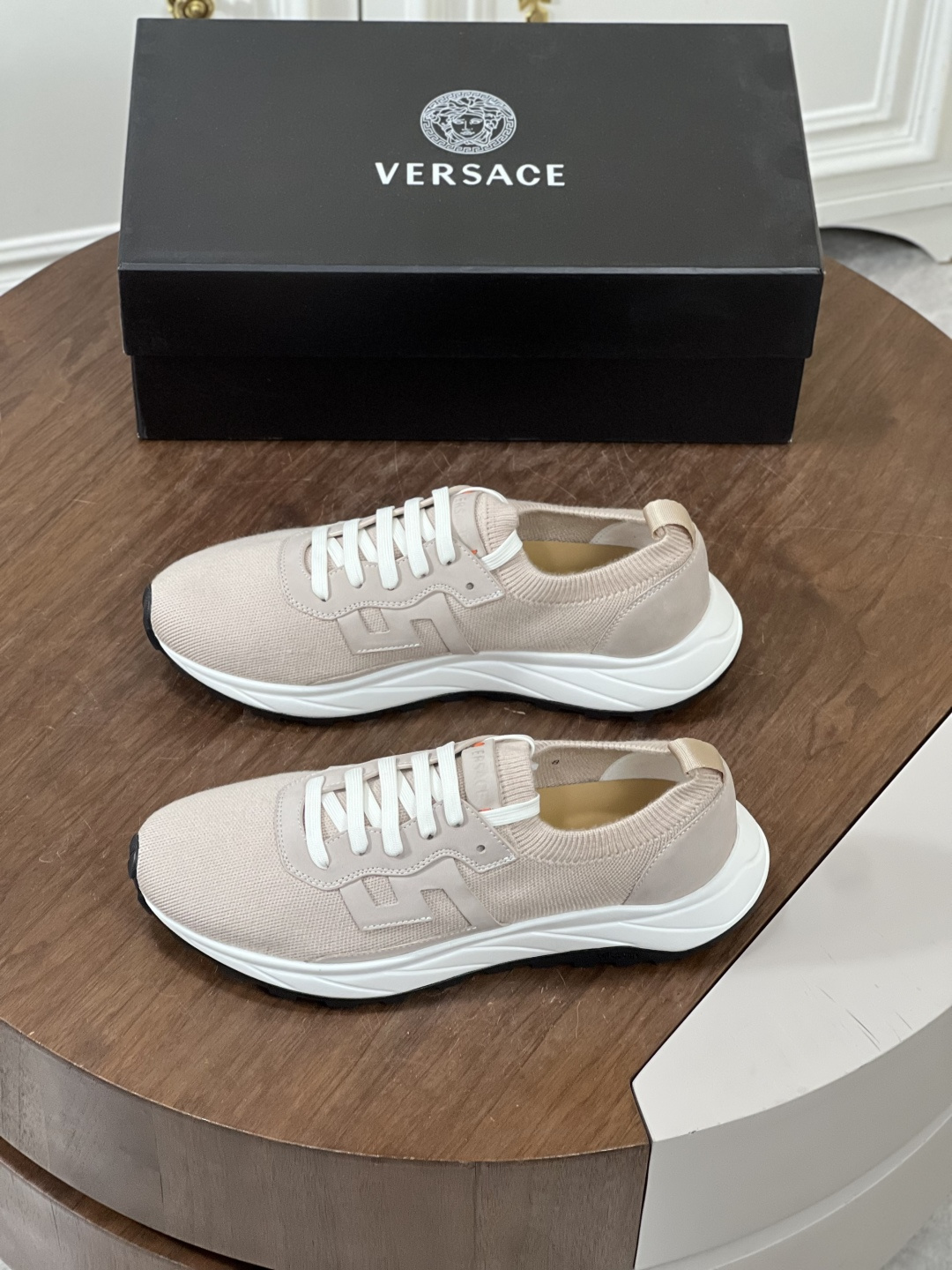 NO:347388,Versac (Versace) Italian men's casual shoes shipped!  Each pair of shoes from this Italian pure handmade shoe brand is simple and classic, and it is very comfortable and versatile on the feet!  This upper is made of imported cowhide, with high-end and comfortable cowhide inner lining!  The outsole is made of original rubber backsheet combination, with cowhide inner lining!  Brand-specific mold opening foot bed, exclusive private mold controllable! Original box packaging, equipped with shoe storage bag!  Size39 40 41 42 43 44 (custom made in 38.45.46), versace, versace, cowhide19860909Versac(范思哲）意大利男士休闲板鞋出货！这个意大利纯手工鞋履品牌的每一双鞋设计简洁经典,上脚非常舒适百搭！ 此款鞋面面料采用进囗牛皮,高档舒适牛皮内里！大底采用原版橡胶底片组合成型,牛皮内里！品牌专用开模脚床,独家私模可控!原盒包装,配鞋履收纳袋！ Size39 40 41 42 43 44（38.45.46定做）,,versace,versace,cowhide,Men's shoes
