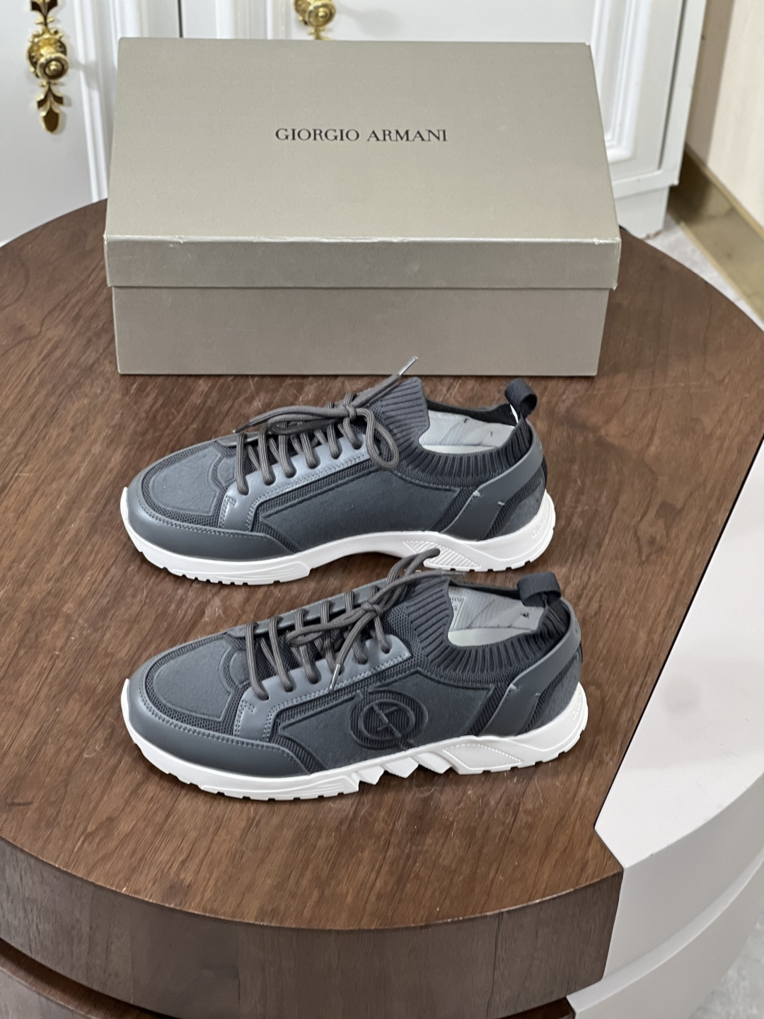 NO:347398,Giorgio Armani's new spring and summer high elastic and fly-woven casual sports men's shoes are here, Kint-and-Leather snakes's new debut. This model provides original design and combines innovative fabrics. It uses high-tech elastic and tight-fitting sneakers to design, full of vitality. It is a model of the clever integration of long-lasting fabric inheritance and innovative technology. It creates a modern high-tech shape and is an ideal shoe for urban life. The upper of this season's new elastic tight-fitting sneakers is decorated with TPU inlay on the front, presenting a touch of dynamic atmosphere. It is matched with contrasting knitted fabrics to create a contrasting color effect full of youthful vitality.  The heel is decorated with cross-style elastic bands, car midsole cover, anti-slip, wear-resistant, high elastic IP rubber sole is durable, ensuring support and stability, and is comfortable to wear. It has outstanding friction, shock absorption and moderate support, and is comfortable and has excellent performance. It deserves Size39/40/41/42/43/44 (customized for 45.46) Original box packaging + dust bag,,armani,armani19860909Giorgio Armani阿玛尼新款春夏高弹飞织套穿式休闲运动男鞋到货,Kint-and-Leather snakers新秀首发 这款提供原创设计,并与创新面料相结合,利用高科技松紧套穿球鞋设计,活力十足,是悠久织物传承与创新技术巧妙融合的典范,打造富有现代气息的高科技造型,是都市生活的理想鞋履.本季新款松紧套穿球鞋的鞋面正面饰有 TPU 嵌料,呈现一丝动感气息,搭配撞色针织面料,营造洋溢年轻活力的撞色效果. 后跟饰有交叉样式松紧带装饰,车中底套楦做法,防滑耐磨高弹IP橡胶大底经久耐穿,确保支撑力与稳定性,穿着舒适不凡.具备出众的摩擦力、减震效果和适度支撑,舒适不凡,性能优异,值得拥有 Size39/40/41/42/43/44（45.46定做） 原盒包装+防尘袋,,armani,armani,Men's shoes