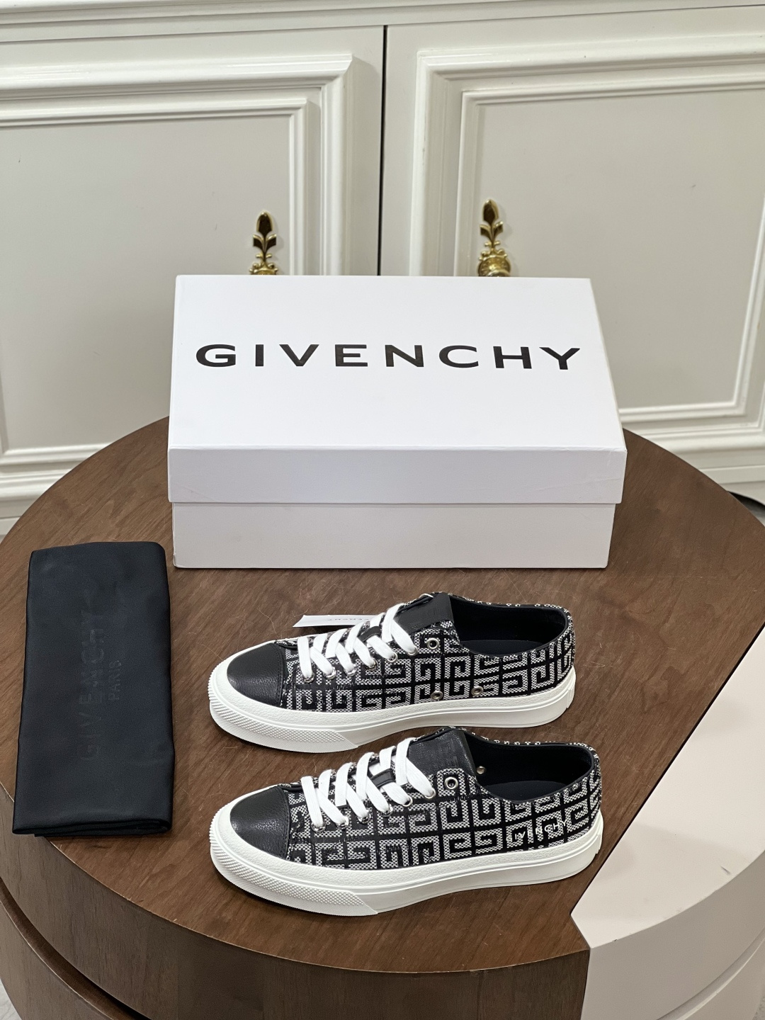 NO:555925,New Givench*～City series sneakers!  Top original order purchasing quality!  The upper is made of G's classic canvas fabric, with comfortable cushion support around the ankle, and the heel is decorated with a metal nameplate engraved with the GIVENCHY LOGO!  Size35-44 (female 40, male 38.45.46 customized),,givenchy,gucci,sneakers19860909新品 Givench*～City系列运动鞋！顶级原单代购品质！ 鞋面采用G家经典帆布面料材质 踝部周围设有舒适软垫支撑,鞋跟饰以镌刻GIVENCHY LOGO金属铭牌！ Size35-44（女40、男38.45.46定制）,,givenchy,gucci,sneakers,Men's shoes