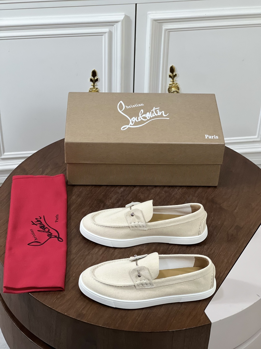 NO:555933,Christian Louboutin (red-soled shoes) Italian men's casual sneakers are shipped!  Each pair of shoes from this Italian handmade shoe brand has a simple and classic design, which is very comfortable and versatile!  The upper fabric of this shoe is made of imported cowhide, with high-end and comfortable cowhide lining!  The outsole is made of original rubber bottom sheets and is lined with cowhide!  Brand-specific molded footbed, exclusive private mold control! Original box packaging, with shoe storage bag!  Size39-44 (customized at 38.45.46),,christian louboutin,cowhide19860909Christian Louboutin（红底鞋）意大利男士休闲板鞋出货！ 这个意大利纯手工鞋履品牌的每一双鞋设计简洁经典,上脚非常舒适百搭！ 此款鞋面面料采用进囗牛皮,高档舒适牛皮内里！大底采用原版橡胶底片组合成型,牛皮内里！品牌专用开模脚床,独家私模可控!原盒包装,配鞋履收纳袋！ Size39-44（38.45.46定做）,,christian louboutin,cowhide,Men's shoes