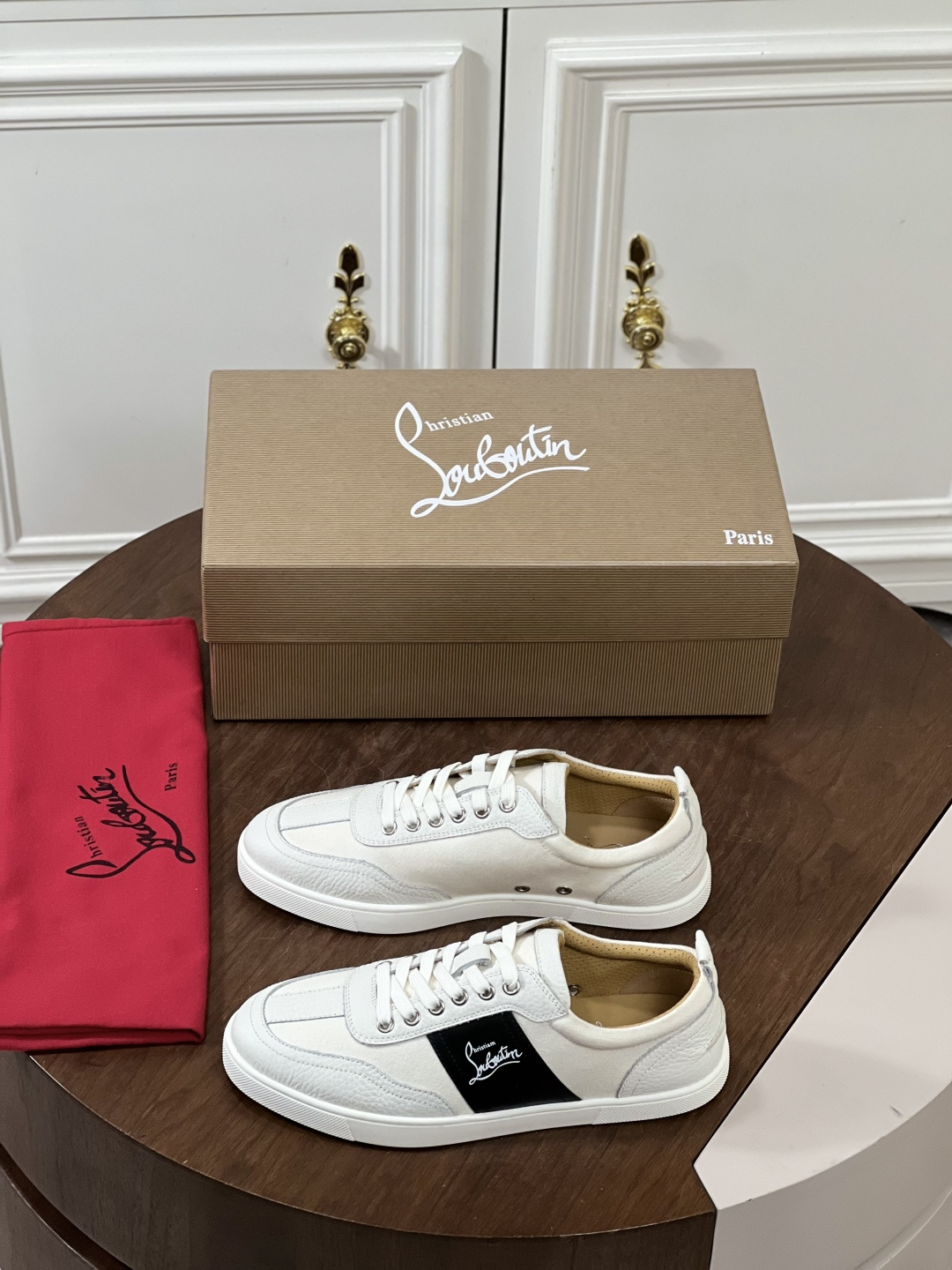 NO:555940,Christian Louboutin (CL) low-top Tutti Rui shoes, flat men's shoes Thanks to their softer structure, Tutti Rui shoes stand out for their modern style. And are decorated with Maison Christian Louboutin's iconic logo. The upper is designed with imported cowhide punching and breathable mesh lining!  Rubber outsole!  Size39-40-41-42-43-44 (45 customized),,cowhide19860909Christian Louboutin（CL）低帮德训鞋款、平板男鞋 由于其更柔软的结构,Tutti Rui德训鞋因其现代风格而脱颖而出.并装饰有Maison Cistian Louboutin标志性的标志.鞋面采用进口牛皮冲孔设计,透气网布内里！橡胶大底！ Size39-40-41-42-43-44（45订做）,,cowhide,Men's shoes