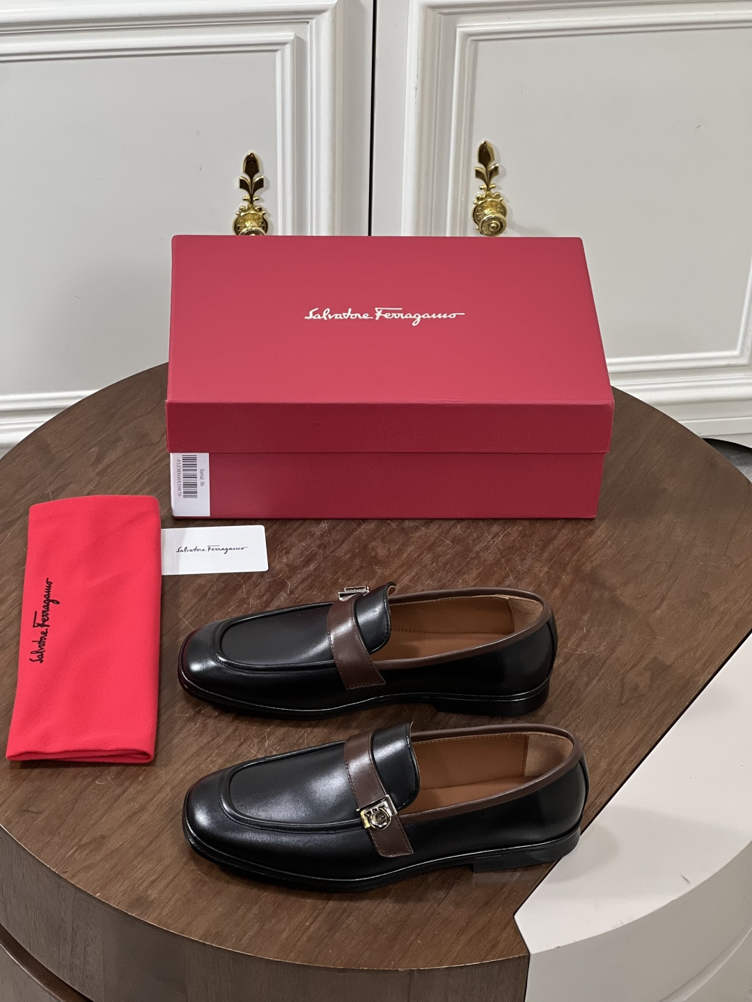 NO:589555,Ferragamo/Ferragamo men's new Gancini Hug loafers. These loafers are made of imported smooth calfskin. The square toe is decorated with textured stitching details, which reinterprets the formal style. The contrasting leather straps complement the low-key Gancini Hug side buckles. They are matched with leather soles and heel rubber patches for anti-slip details. They are dyed calfskin lining and gold-labeled cowhide feet to highlight their exquisite style. Comes with a full set of original packaging!  Size39-40-41-42-43-44 (38/45 can be customized and non-returnable),,ferragamo,ferragamo,loafers,cowhide19860909Ferragamo/菲拉格慕 男士新款Gancini Hug乐福鞋 这款乐福鞋选用进口光滑小牛皮制成,方形鞋头饰以纹理缝线细节,焕新演绎正装风范.撞色皮革饰带与低调的Gancini Hug侧面扣饰相映成趣,搭配皮革鞋底后跟橡胶贴片防滑细节,本染小牛皮内里,金标牛皮垫脚,彰显精致格调.配全套原包装！ Size39-40-41-42-43-44（38/45可定做不退换）,,ferragamo,ferragamo,loafers,cowhide,Men's shoes