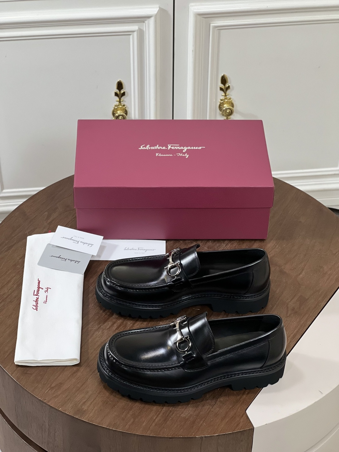 NO:574906,Ferragam/Ferragamo men's Gancini buckle moccasin shoes are made by Dongguan Heavy Industry, the original version is developed at 1:1, and is exclusively available for sale in stock!  This British-style loafer is made of imported smooth calf leather. The leather is fine and shiny. The toe is slightly rounded. The upper is decorated with open stitching. It has a fine double-thread pattern. The front is thickened with nylon thread and hand-marked stitching. The lines are tough and layered.  The back of the shoe is embellished with Gancio double buckles, which fully demonstrates the urban style. It is equipped with genuine leather welts and EVA foam rubber soles with off-road tire anti-slip patterns, cushioning and non-slip, full cowhide lining, embossed logo cowhide feet, and fine details!  Comfortable and breathable on the feet!  Comes with full original packaging!  Instant delivery from stock!  Size39-40-41-42-43-44 standard leather shoe size,,ferragamo,ferragamo,loafers,cowhide19860909Ferragam/菲拉格慕 男士Gancini扣饰莫卡辛鞋 莞产重工打造,原版1:1开发,独家现货发售！ 这款英式乐福鞋采用进口光滑小牛皮面,皮质细腻光泽透亮,鞋头略显圆润,鞋面饰有明缝针迹,细密双线走法,正面加粗尼龙线手工马克缝线,线条硬朗,富有层次感,鞋背缀饰Gancio双扣,尽致彰显都市风范.搭配真皮沿条和EVA发泡橡胶鞋底,带有越野轮胎防滑纹,缓震防滑,全牛皮内里,压纹徽标牛皮垫脚,细节精工细作！上脚舒适透气！配全套原包装！现货秒发！ Size39-40-41-42-43-44 标准皮鞋码,,ferragamo,ferragamo,loafers,cowhide,Men's shoes