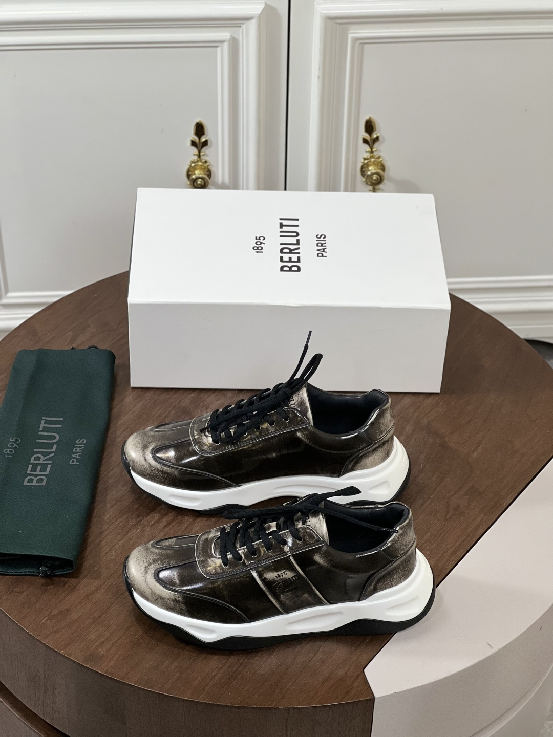 NO:589550,Berluti mirror metal sneakers are produced by an Italian luxury brand. The uppers are made of high-gloss metallic patent leather, which is full of futuristic feeling!  There is a brand logo on the side of the shoe, the details are exquisite, and the sole is made of rubber, which is comfortable and wear-resistant. It has a light business + casual style, which is very suitable for spring and autumn. It goes well with simple or formal wear, and it directly enhances your sense of fashion!  The brand was founded in 1895 and is famous for its high-end leather goods and shoes, with both quality and design. Size39-44 (customized at 38.45),,sneakers19860909Berluti镜面金属运动鞋 意大利奢侈品牌出品,鞋面采用高光泽金属漆皮,未来感满满！鞋侧有品牌标志,细节精致,鞋底橡胶材质,穿着舒适又耐磨.轻商务+休闲风格,春秋季节超适合,搭配简约或正装都很出彩,时尚感直接拉满！品牌创立于1895年,以高端皮具和鞋履闻名,品质与设计感兼具 Size39-44（38.45定制）,,sneakers,Men's shoes