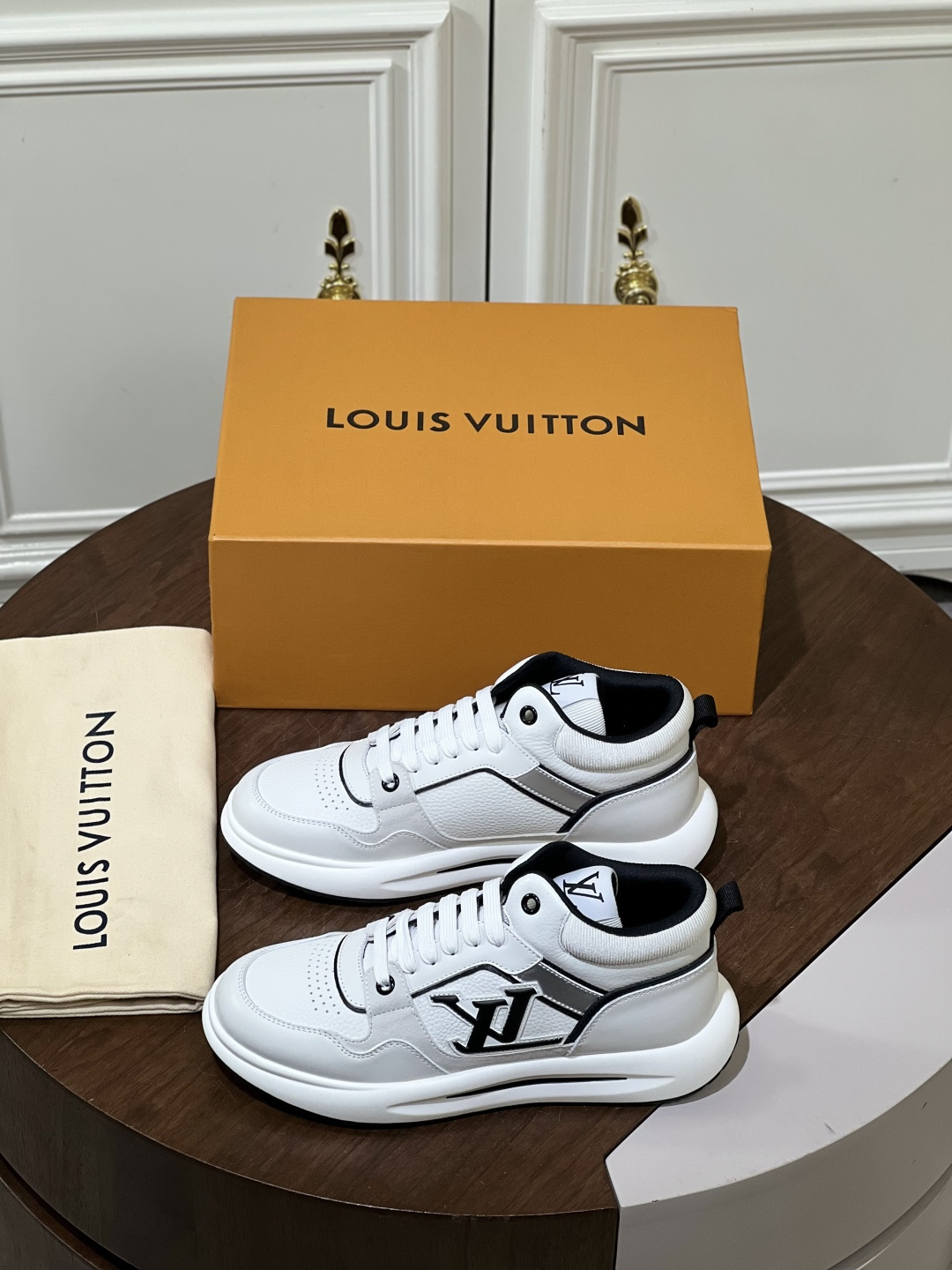 NO:621382,Loui*V Lujia RUN AWAY MAXI sneakers debuted in the 2025 early autumn series, continuing the iconic design of Run Away sneakers in a large version. The smooth cow leather upper incorporates the contrasting L letter and Vuitton logo, and the lightweight rubber wedge outsole refers to the running shoe configuration. Size: 39-44 (customized at 38.45),, louis vuitton, louis vuitton, louis  vuitton,sneakers,cowhide19860909Loui*V 驴家RUN AWAY MAXI 运动鞋 初次亮相于 2025 早秋系列,以大号版本延续 Run Away 运动鞋的标志性设计.光滑牛皮革鞋面融入撞色 L字母和 Vuitton 标识,轻盈橡胶坡跟外底援引跑鞋构型. Size:39-44（38.45定做）,,louis vuitton,louis vuitton,louis vuitton,sneakers,cowhide,Men's shoes