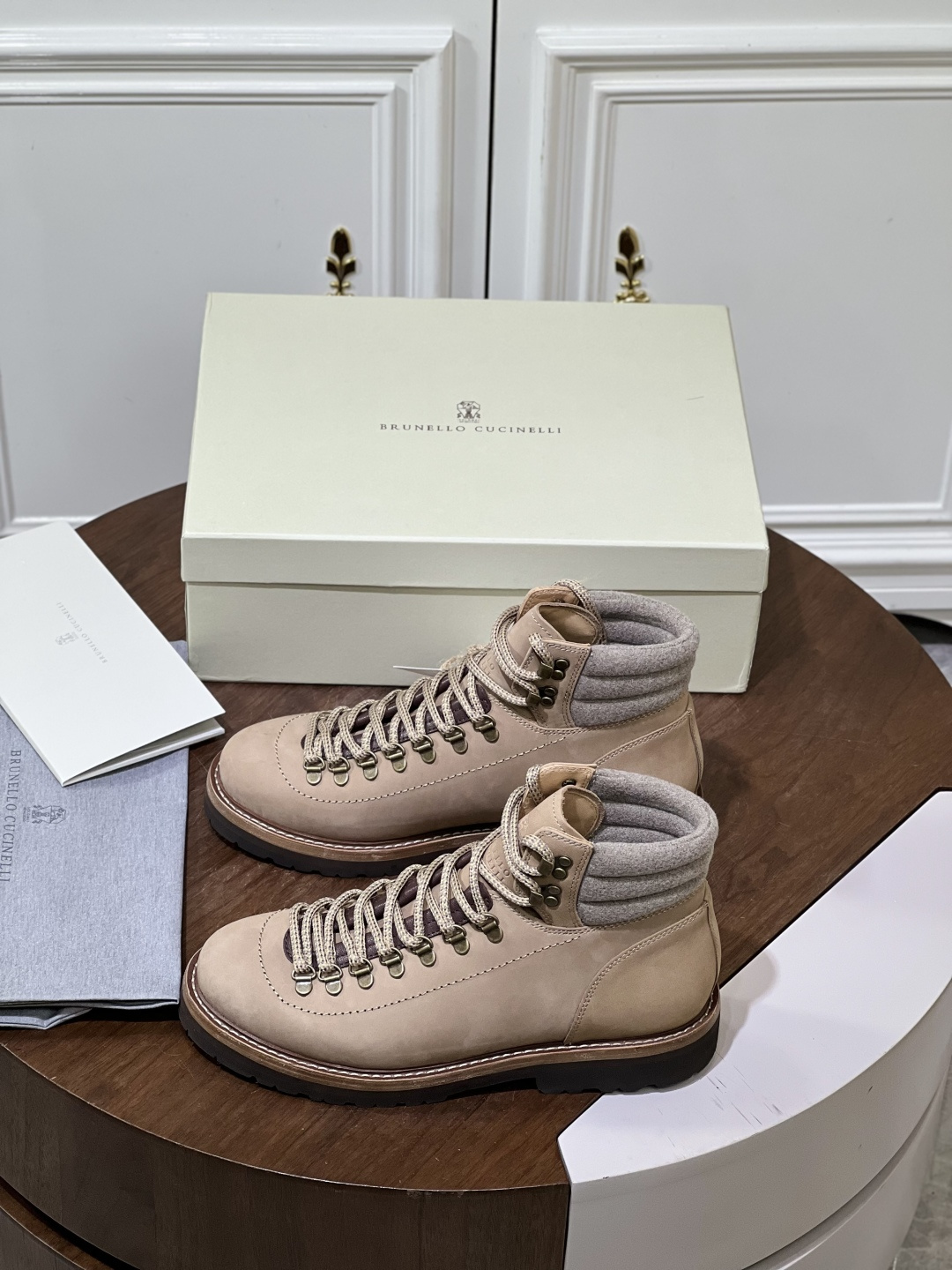 NO:621384,Brunello Cucinelli 25ss new men's calfskin hiking boots for autumn and winter are on sale simultaneously on the official website, and they are heavily engineered to create exclusive shoes!  These calfskin textured hiking boots introduce inspiration from classic outdoor boots, allowing you to easily create a vibrant casual style. The hand-processed leather and diagonal ribbed wool inserts create an interesting texture contrast on the upper. The metal eyelets and two-color round laces inspired by hiking boots introduce urban style to the boots, completing the sports style design!  The calfskin has been specially processed to present a geometric relief texture that is similar to the rules of the surface of a basketball. The hand-touched leather surface presents a dark and light color effect, which matches the sharp contrasting texture created by the wool bevel inserts, enriching the exquisite effect of this boot. The leather shoe lining and the extremely light microporous material sole enhance the comfort of the shoes. The fabric is imported water-dyed nubuck cow leather, and the lining is imported water-dyed calfskin, which is breathable and will not fade!  The tongue is hemmed and waterproof, with waterproof ear design, and the instep is inlaid with 36 original molded electroplated mountaineering shoe buckles, making the shoes more youthful and fashionable!  The key point is that the sole is divided into four parts. The lower layer of the sole is an exclusive molded one-to-one original rubber foam lightweight outsole. The second layer is high-density 6mm high-elastic EVA. The third layer is a real material leather plate imported from Italy. The top layer is also a genuine leather belt imported from Italy. The masters have to go through dozens of processes to build it to make the entire sole lightweight, comfortable, non-slip and wear-resistant!  The insole is made of high-elastic PU and benzene-dyed calfskin and is compressed and molded in one piece. It is environmentally friendly, does not suffocate your feet, does not fade, and does not slip!  It is clean and does not open glue. The texture is overwhelming and you can see the luxury!  Comes with original shoe box and shoe storage bag!  Size39-44 (45 is custom-made and cannot be returned or exchanged),, brunello cucinelli, boots, cowhide19860909Brunello Cucinelli25ss 秋冬新款男士小牛皮登山短靴 官网同步发售,重工打造独家鞋款！ 这款小牛皮纹理登山靴将经典户外靴的灵感引入,让您轻松塑造充满朝气的休闲风范.手工处理的皮革与斜棱纹羊毛嵌件,在鞋面上营造出饶有趣味的质地对比.而登山靴灵感的金属鞋眼、双色圆形鞋带为靴子引入都市风格,完满了运动风格设计！ 小牛皮经过特殊的加工,呈现出一种类似篮球表面规则的几何浮雕纹理.手工润饰使皮革表面呈现出深浅色泽效果,契合羊毛斜棱形嵌件营造的鲜明对比纹理,丰富了这款靴子的精美效果.皮质鞋衬和极致轻盈的微孔材料鞋底提升了鞋子穿着的舒适感. 面料是进口水染磨砂牛皮革,内里是进口水染小牛皮,透气不掉色！鞋舌做法是包边防水做法,搭配防水耳设计,脚背镶嵌36颗原版开模电镀登山鞋扣,使鞋子更加年轻时尚！ 重点是鞋底鞋底一共分为四个部分组合而成,鞋底下层是独家开模一比一原版橡胶发泡轻质大底,第二层是高密度6mm高弹EVA,第三层是意大利进口真是材质皮板,最上面那层也是意大利进口真皮带车线沿条,师傅们要经过几十道工艺重工打造,使整个鞋底轻便舒适,防滑耐磨！鞋垫高弹PU与苯染小牛皮一体压缩成型,环保不闷脚,不掉色,不打滑！干净不开胶.质感爆棚 看得见的奢华 ！配原版鞋盒和鞋履收纳袋 ！ Size39-44（45定做不退换）,,brunello cucinelli,boots,cowhide,Men's shoes