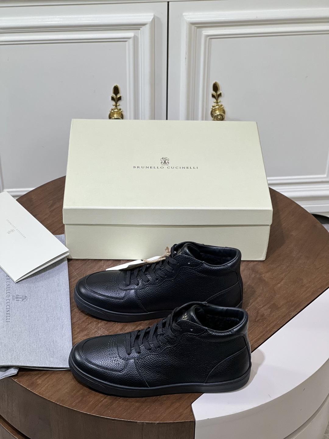 NO:621376,BRUNELLO CUCINELLI black leather lace-up wool boots!  This short boot is made of high-quality pebbled cowhide leather upper, simple style splicing design, sporty fit, and full wool lining.  Warm and temperature-locking, with a rubber flat sole design, it is extremely comfortable on the feet and is a model of low-key luxury. The pebbled leather has a delicate texture, the all-black color scheme is neat and high-end, and the brand logo embossed on the side of the shoe hides exquisite details. The high-top version is suitable for commuting.  It is both casual and casual, with a soft-soled feel that combines comfort and style. Whether worn with suit trousers to give an elite look, or jeans to look relaxed, you can definitely achieve 'effortless elegance'. Top-notch craftsmanship made in Dongguan, the materials and workmanship are detailed, and it comes with a full set of packaging!  Size39-40-41-42-43-44,,brunello cucinelli,boots,jeans,business suit,cowhide19860909BRUNELLO CUCINELLI 黑色皮革系带羊毛靴！ 此款短靴甄选优质荔枝纹牛皮鞋面 简约风格拼接设计 运动版型 全羊毛内里 保暖锁温,搭配橡胶平底设计,上脚舒适度极好,是低调奢华的典范.荔枝纹皮革自带细腻质感,全黑配色利落高级,鞋侧暗压的品牌标识藏着精致小心思.高帮版型适配通勤与休闲,软底脚感兼顾舒适与格调.无论是搭西装裤衬出精英感,还是配牛仔裤显松弛范儿,都能稳稳拿捏“毫不费力的贵气”.莞产顶级工艺,材质做工看细节,配全套包装！ Size39-40-41-42-43-44,,brunello cucinelli,boots,jeans,business suit,cowhide,Men's shoes