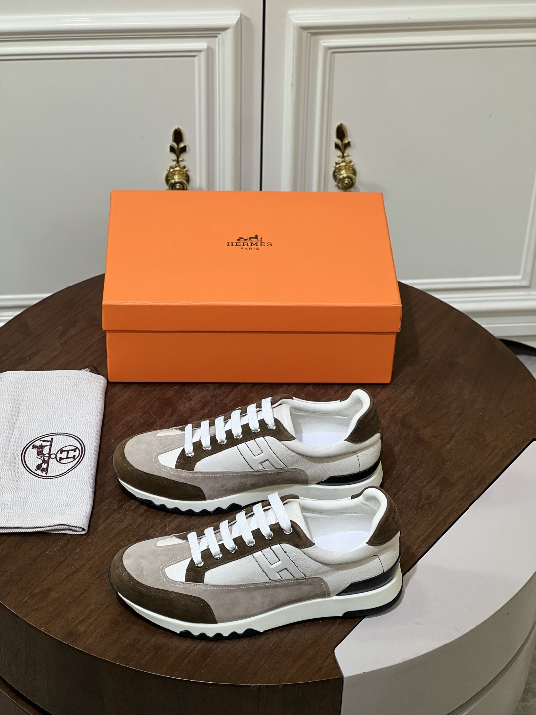 NO:621379,Hermes Trail Men's Sneakers Calfskin and suede goatskin sneakers. Geometric sole decorated with contrasting pattern for a trendy urban style. Second pair of laces included. Made in Italy. Sole height 3 cm. Honey-coloured rubber sole. White rubber midsole. Black rubber inserts. White leather opanca. White lambskin insole and lining.  Size39-44 (customized at 38.45.46),,hermes,hermes,sneakers,cowhide,sheepskin,chamois leather19860909Hermes 爱马家Trail男士运动鞋 小牛皮和麂皮山羊皮运动鞋. 几何鞋底装饰撞色图案,打造时尚都市风格 包含第二副鞋带 意大利制造. 鞋底高度3厘米 蜂蜜色橡胶鞋底 白色橡胶中底 黑色橡胶嵌饰 白色皮革opanca 白色羊羔皮内底和内衬 Size39-44（38.45.46定做),,hermes,hermes,sneakers,cowhide,sheepskin,chamois leather,Men's shoes