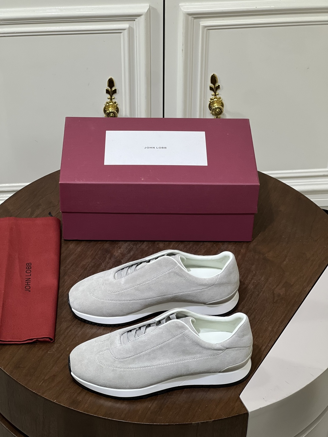 NO:664374,JOHN LOBB's new men's casual sports shoes (code change only) Exclusively produced in Dongguan, ready to ship in seconds!  The upper is made of imported calfskin, with hand-rubbed details. The leather is fine and translucent. It has a wedge-shaped toe and double stitching to outline the sharp upper lines. There is a slit in the center. The toe is rounded and connected. It is equipped with a genuine leather outsole with embedded rubber patches, which is non-slip and wear-resistant. The protruding welts are in line with the trend. The calfskin and embossed logo feet are soft, comfortable and breathable. The style is classic and durable, and full of business style!  Comes with original box and dust bag!  Size39-44 (38.45.46 customized),,sneakers,cowhide,Leather soles19860909JOHN LOBB新款男士休闲运动鞋（仅换码） 莞产独家猛货,现货秒发！ 鞋面采用进口小牛皮重工打造,手工擦色工艺细节,皮质细腻、光泽透亮,楔型鞋头,双缝线勾勒棱角分明的鞋帮线条,中央设有开叉,鞋头圆润衔接处理,搭配真皮大底皮革嵌入橡胶饰片,防滑耐磨,外突沿条契合潮流风范.本蒅小牛皮及压纹徽标垫脚,上脚柔软舒适透气,款式经典耐看,商务范十足！配原盒包装防尘袋！ Size39-44（38.45.46定制）,,sneakers,cowhide,Leather soles,Men's shoes