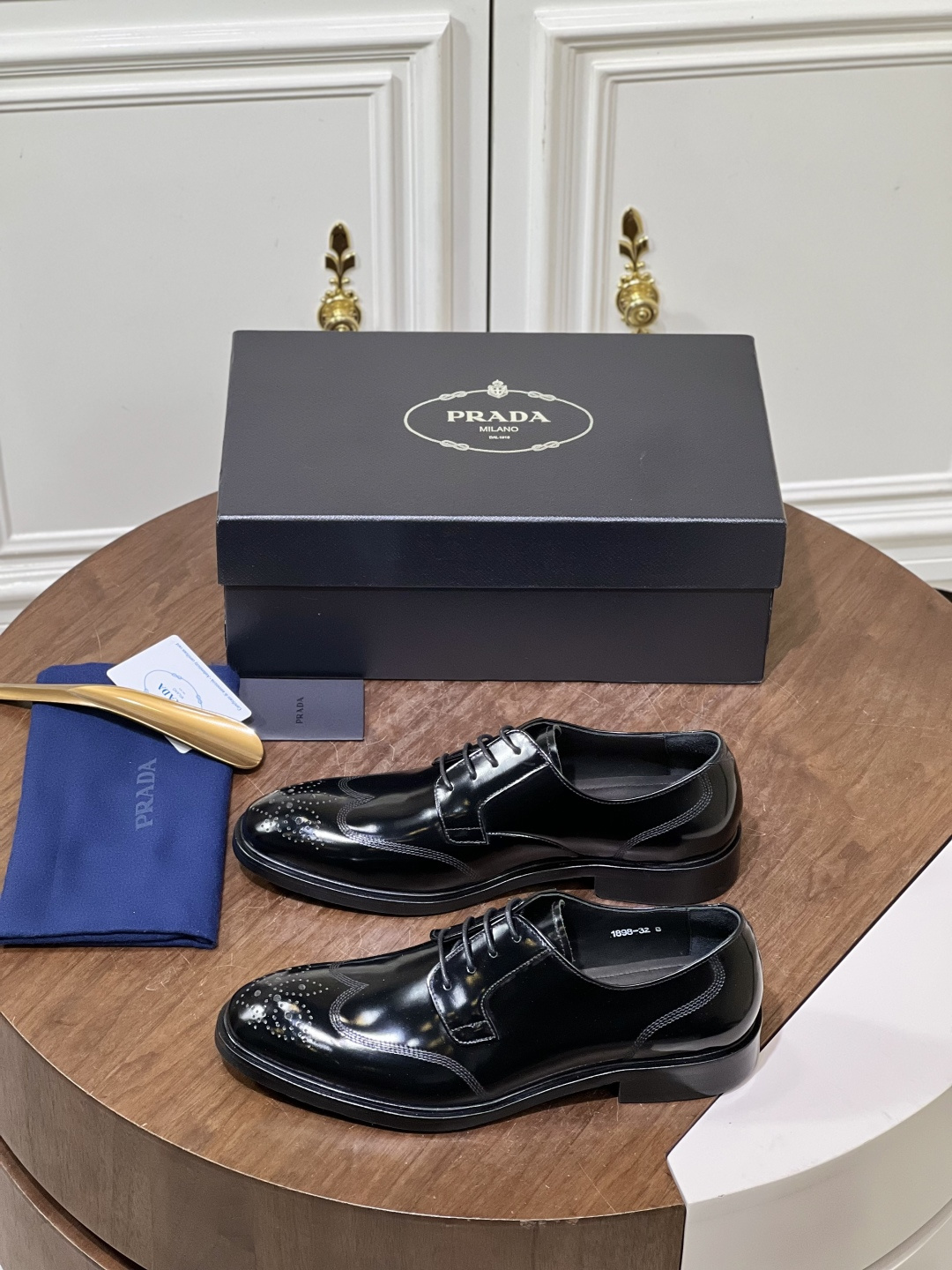 NO:664380,PRAD*Prada men's new business formal derby shoes, top imported calfskin embryo, cowhide upper, hand-painted process, classic brogue carved upper, finely crafted details, natural calfskin breathable lining, leather outsole with rubber covering on the rear, leather outsole with rubber covering on the heel and riveted fixation  Waterproof welt skirt decoration design, leather texture can be seen at a glance, novel style, another top-quality, classic and durable business lace-up formal leather shoe with super aura, easy to handle various occasions, comes with original box packaging dust bag!  Size39-44 (38.45.46 customized),,prada,prada,skirts,cowhide,Leather soles19860909PRAD*普拉达 男士新款商务正装德比鞋 顶级进口小牛皮皮胚,牛皮鞋面,手工上色工艺,经典布洛克雕花鞋面,细节精工制作,本蒅小牛皮透气内里,真皮大底后置橡胶贴皮,真皮大底后跟橡胶贴皮加铆固定 防水沿条裙边装饰设计,皮质质感一览无余,款式新颖,又一款顶级品质又经典耐看,超显气场的商务系带正装皮鞋,轻松驾驭各种场合,配原盒包装防尘袋！ Size39-44（38.45.46定制）,,prada,prada,skirts,cowhide,Leather soles,Men's shoes
