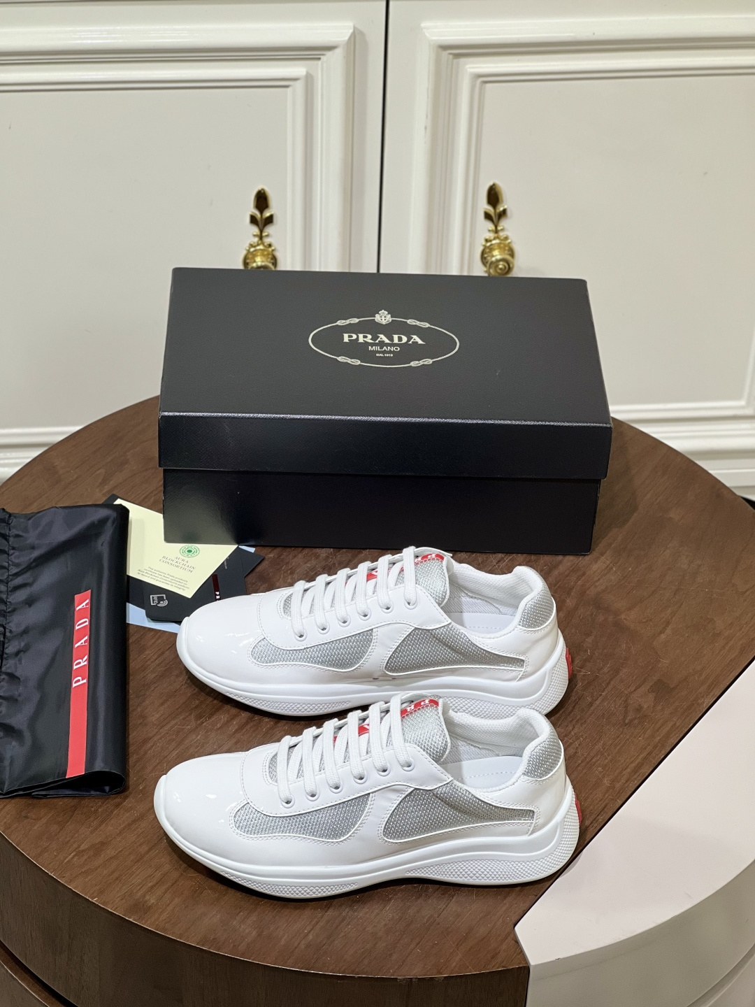 NO:664386,Prada Patent Leather Sneakers Inlaid with Bike fabric, inspired by classic aesthetics. The tongue and sole are decorated with the recognizable Prada Linea Rossa logo, further enhancing the style. Upper patent leather and textile fabrics. The tongue and sole are decorated with the Prada Linea Rossa logo. 40mm lightweight elastic rubber sole with rubber texture  Size39-44 (38.45.46 customized),, prada, prada, sneakers19860909Prada 普拉-达漆面皮革运动鞋 内嵌Bike织物,灵感源自经典美学理念.鞋舌和鞋底饰以富有辨识度的Prada Linea Rossa标识,进一步提升格调. 鞋面漆面皮革和织物面料 鞋舌和鞋底饰以Prada Linea Rossa标识 40毫米轻质弹性橡胶鞋底 橡胶纹路 Size39-44（38.45.46定制）,,prada,prada,sneakers,Men's shoes